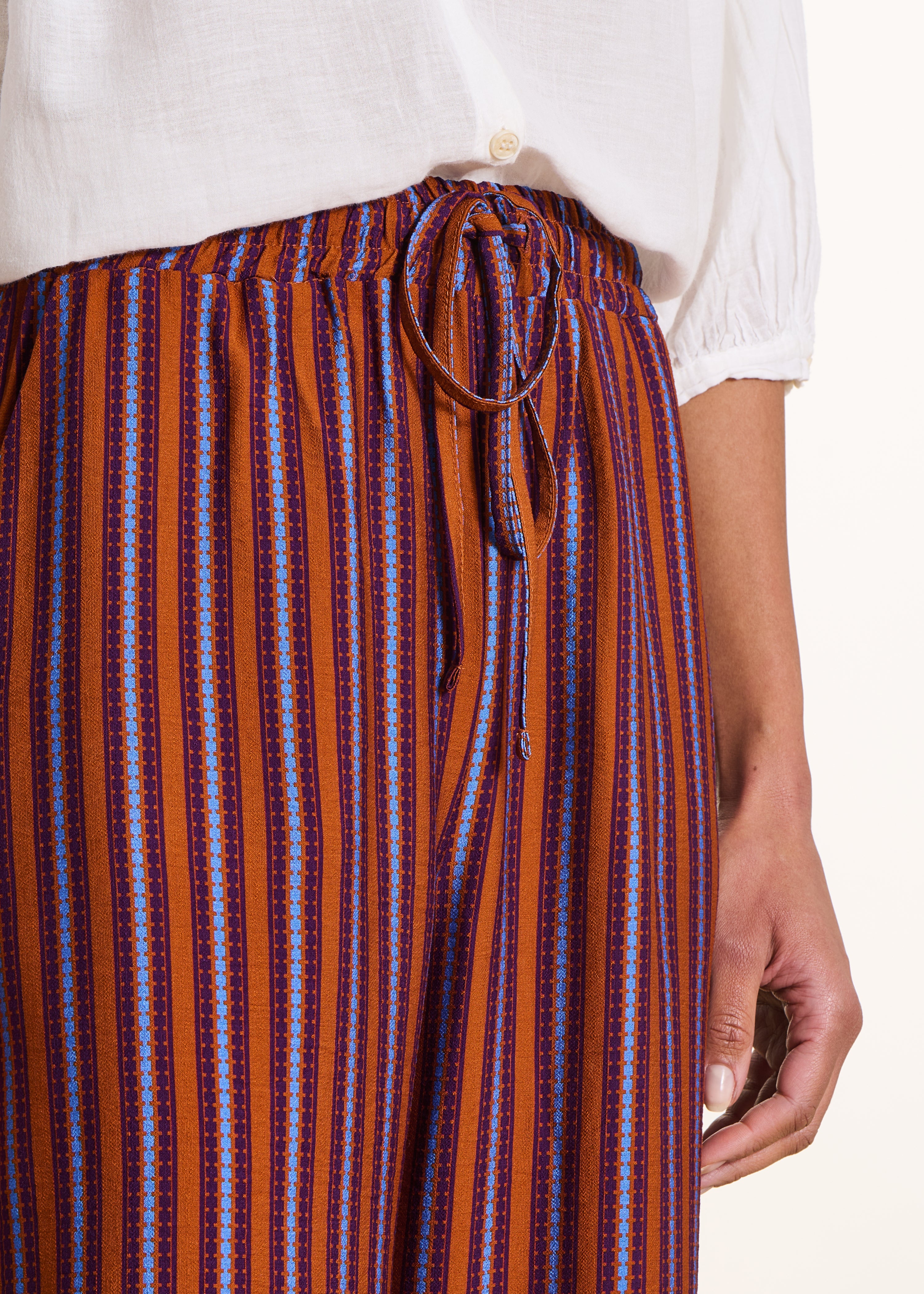 Wijde broek met paarse en oranje strepen