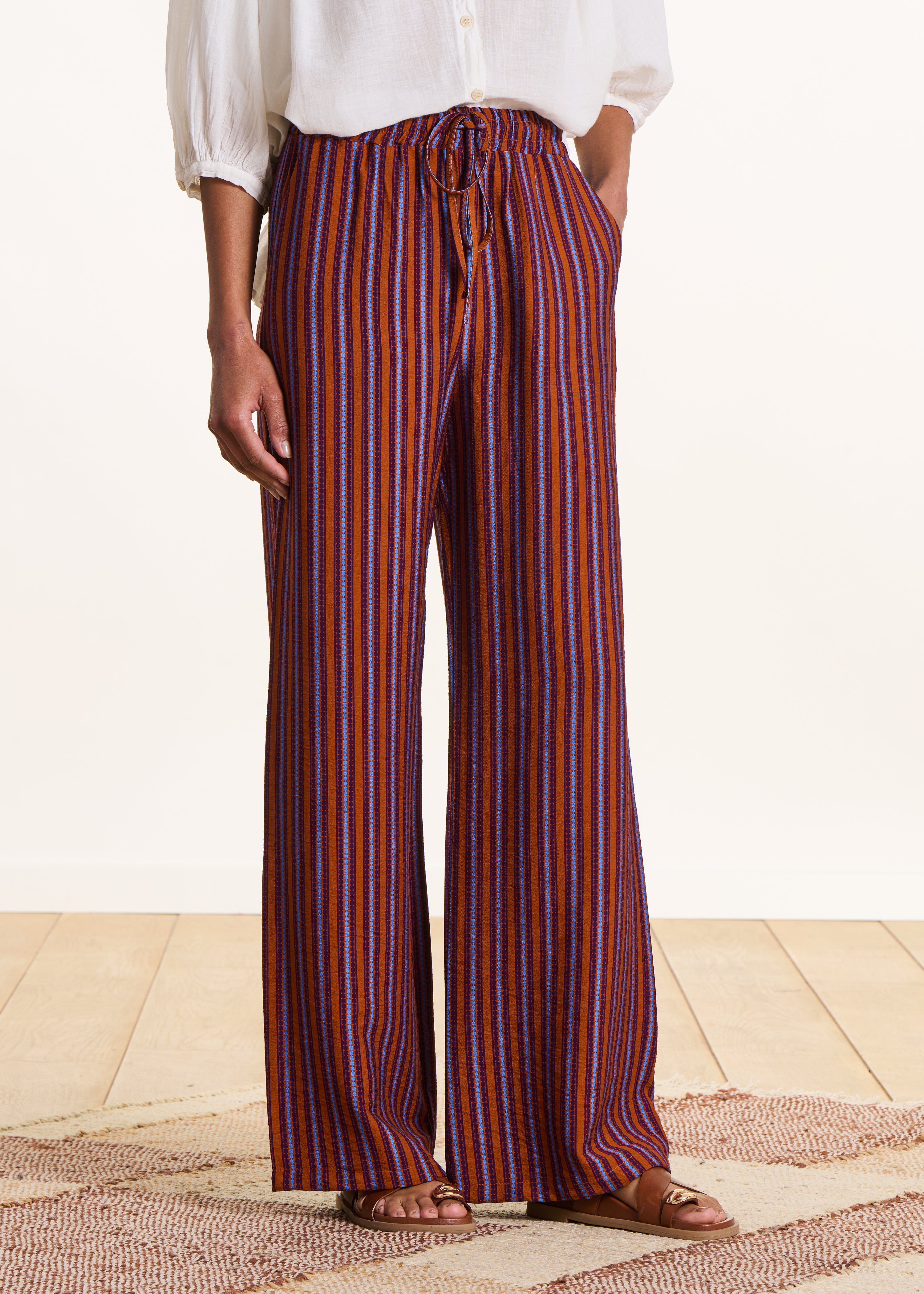 Wijde broek met paarse en oranje strepen