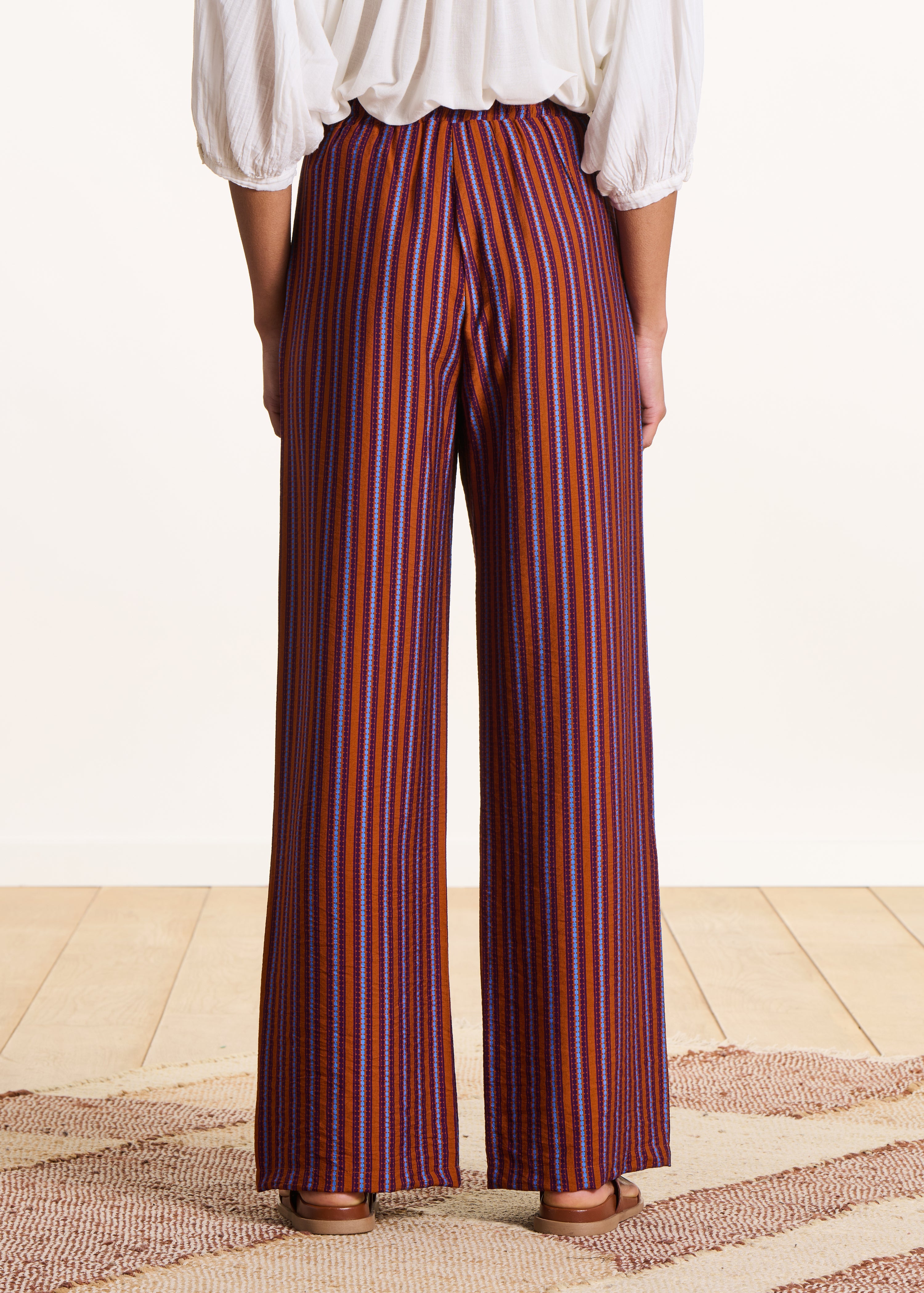 Wijde broek met paarse en oranje strepen