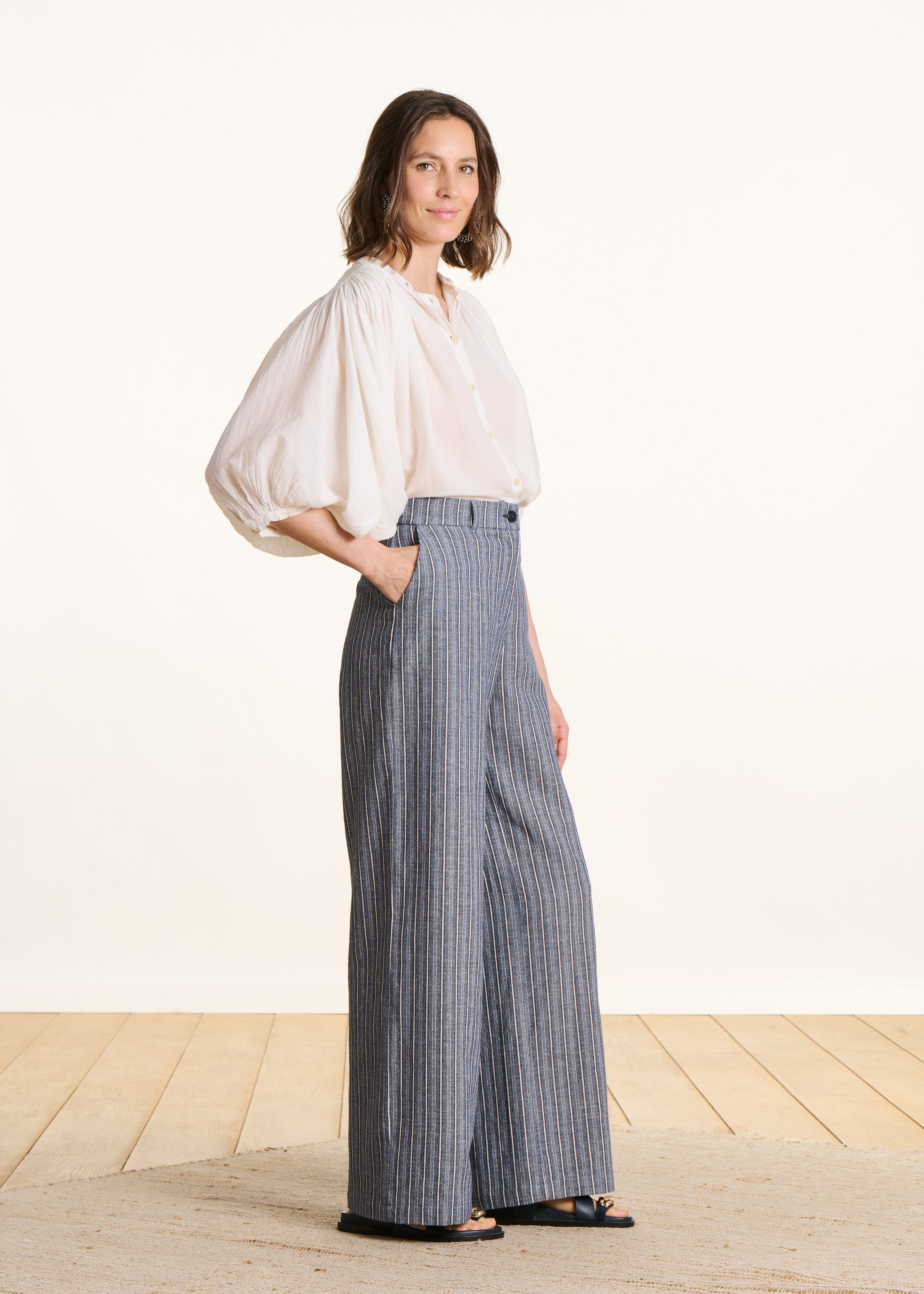 Rechte en wijde broek met blauwe strepen en hoge taille