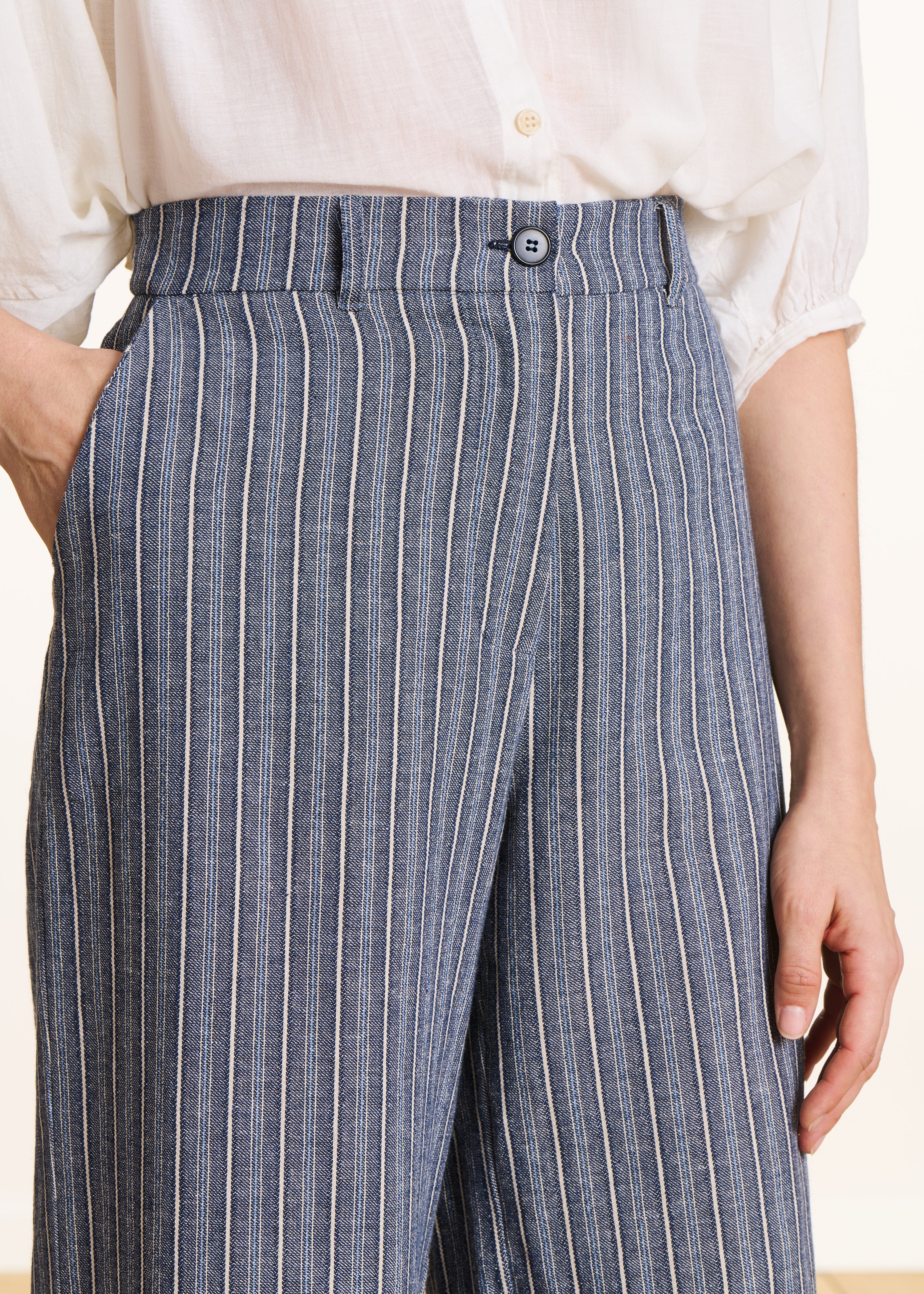 Rechte en wijde broek met blauwe strepen en hoge taille