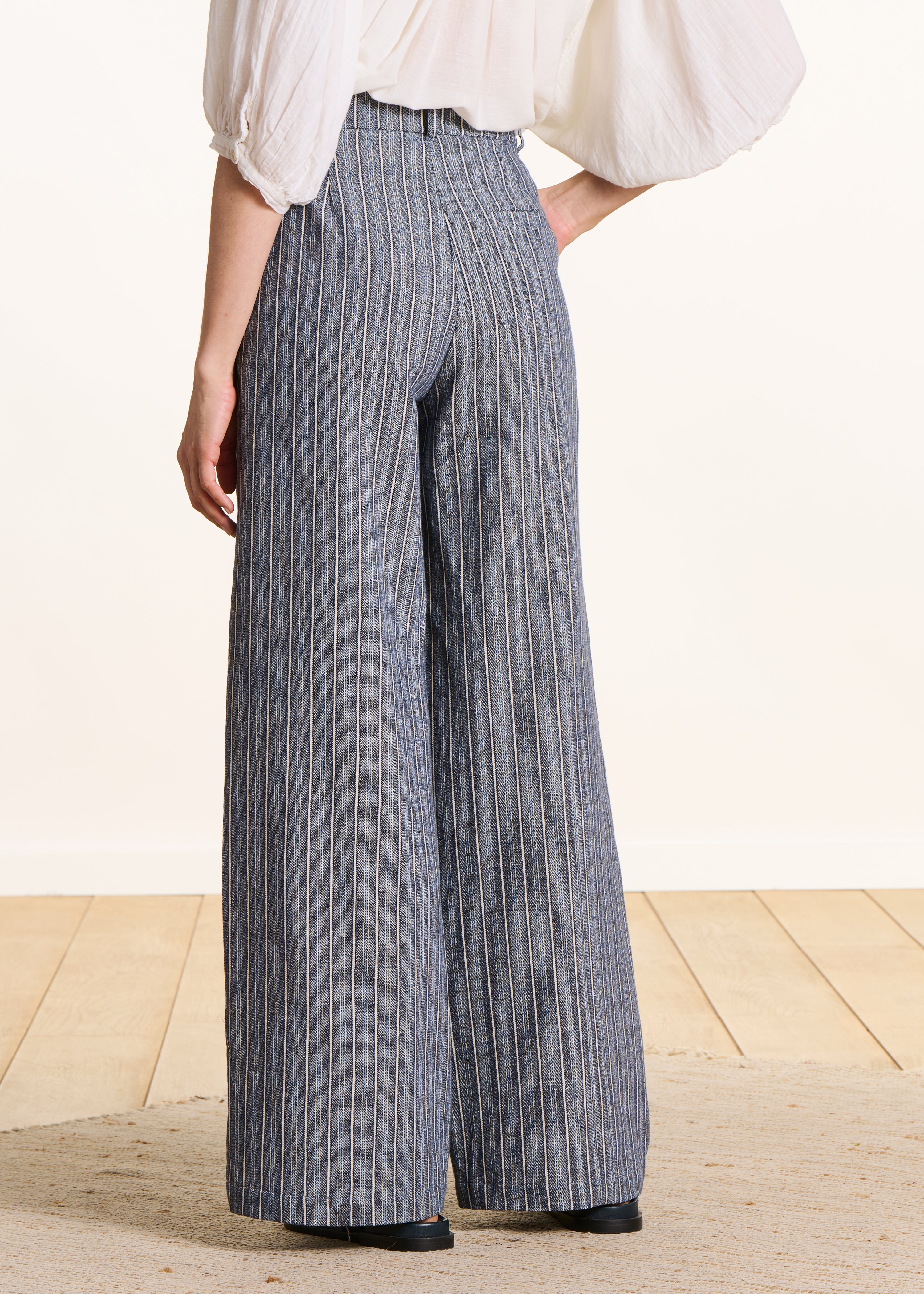 Rechte en wijde broek met blauwe strepen en hoge taille
