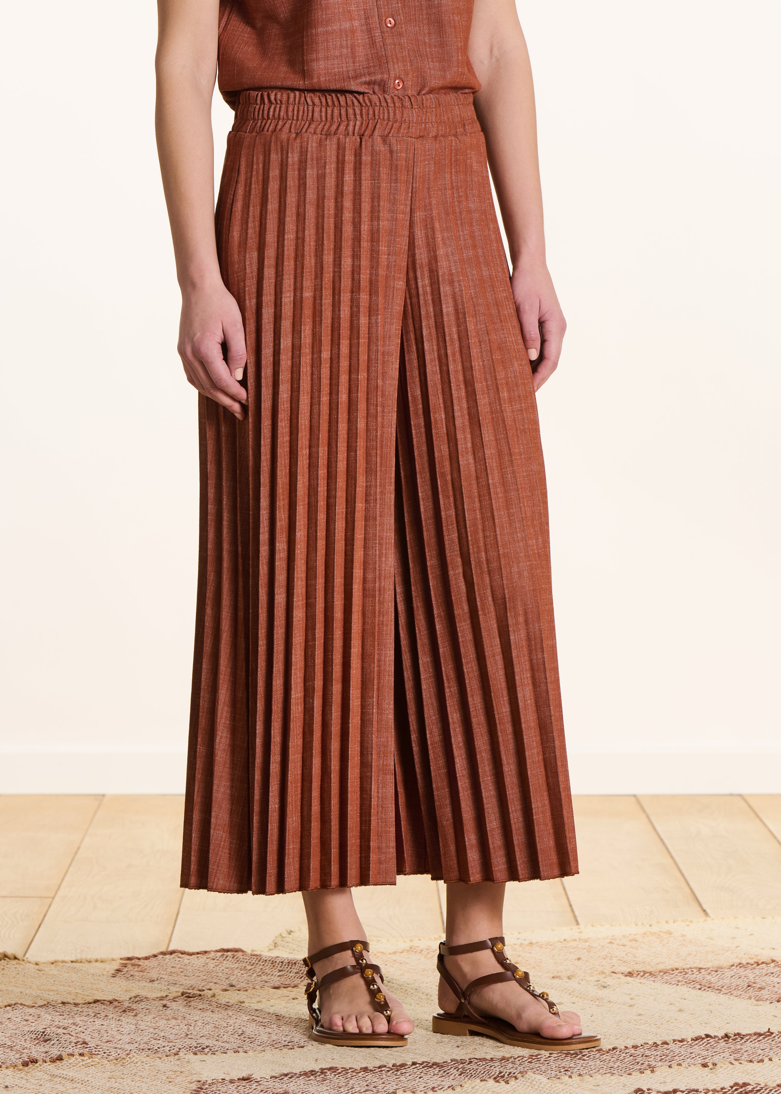 Terracotta pleated denim trousers with elastic waist