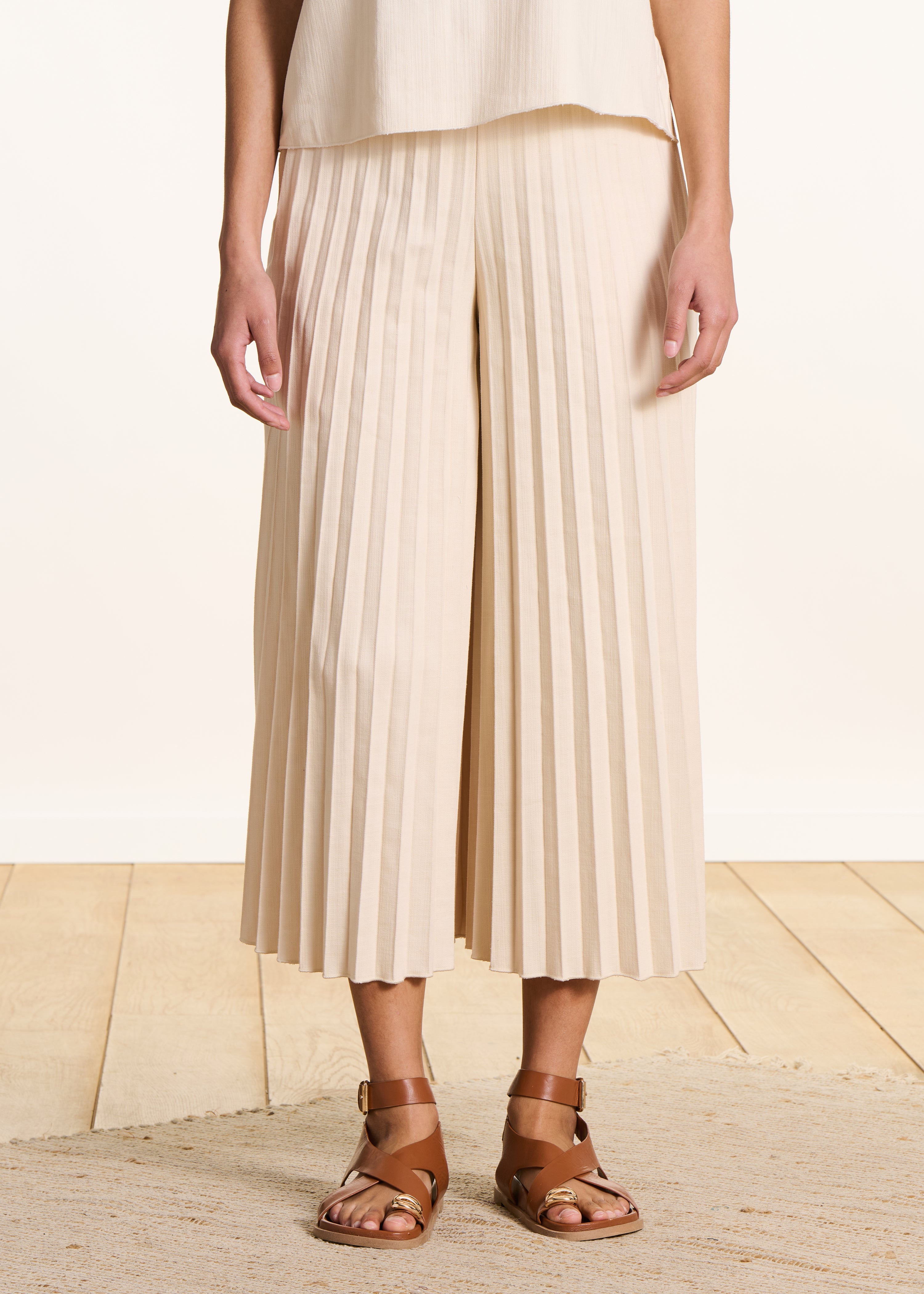 Pantaloni plissettati in jeans écru con vita elasticizzata