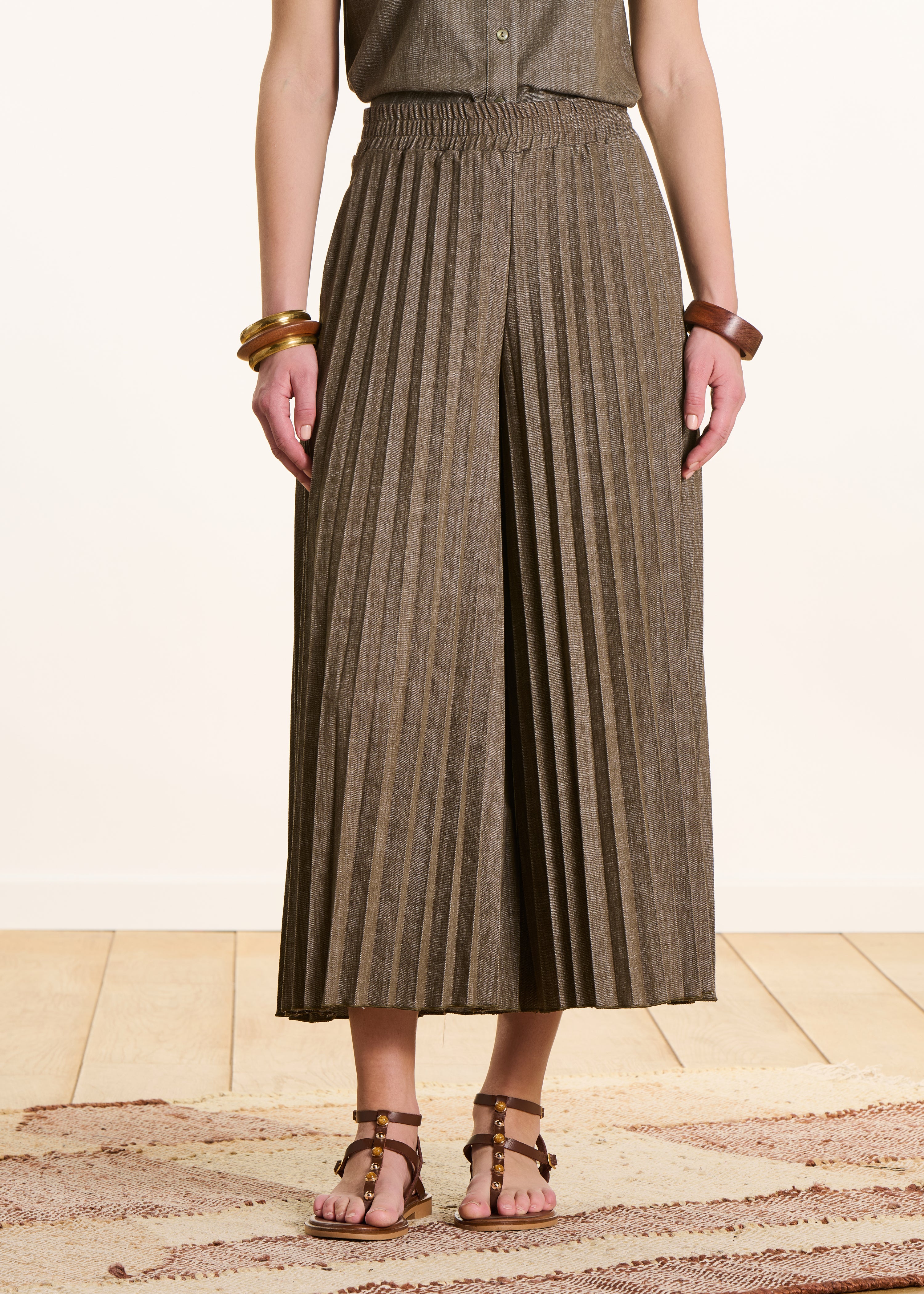 Pantalón plisado de mezclilla kaki con cintura elástica