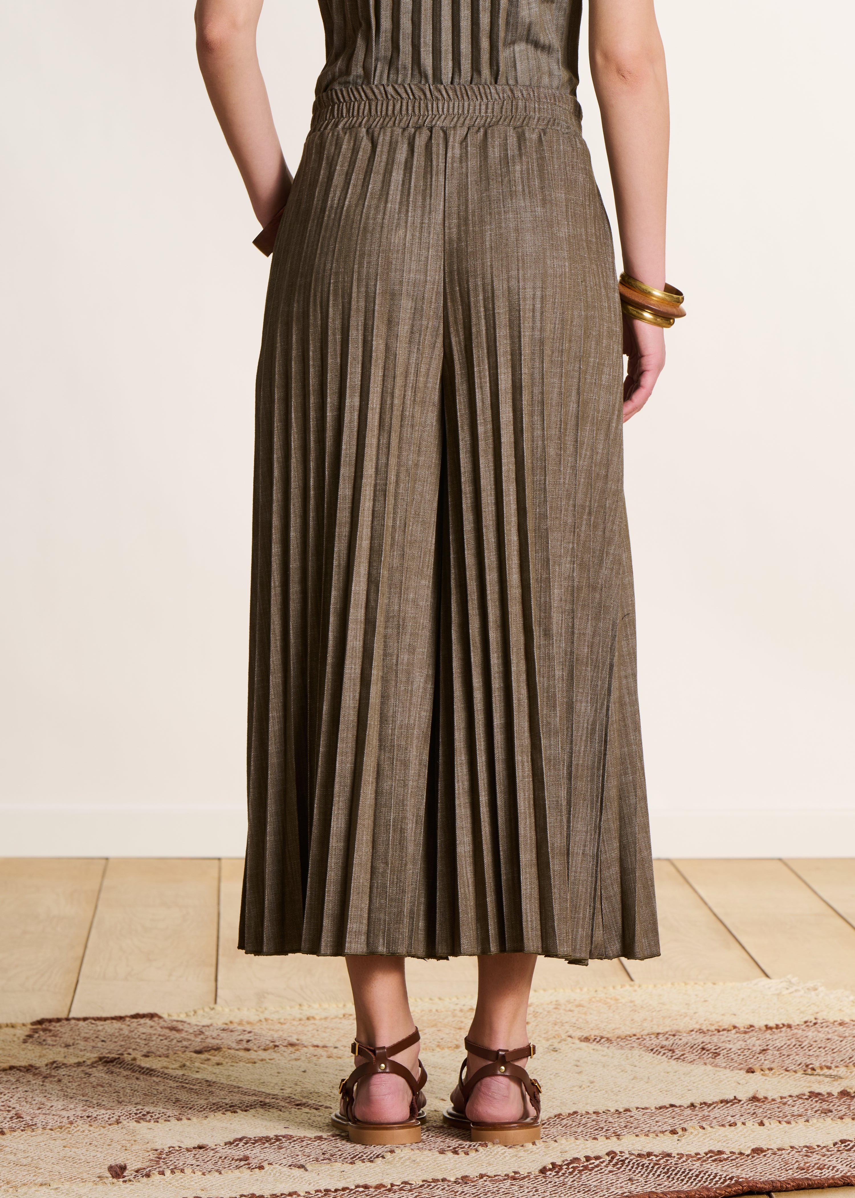 Pantalón plisado de mezclilla kaki con cintura elástica