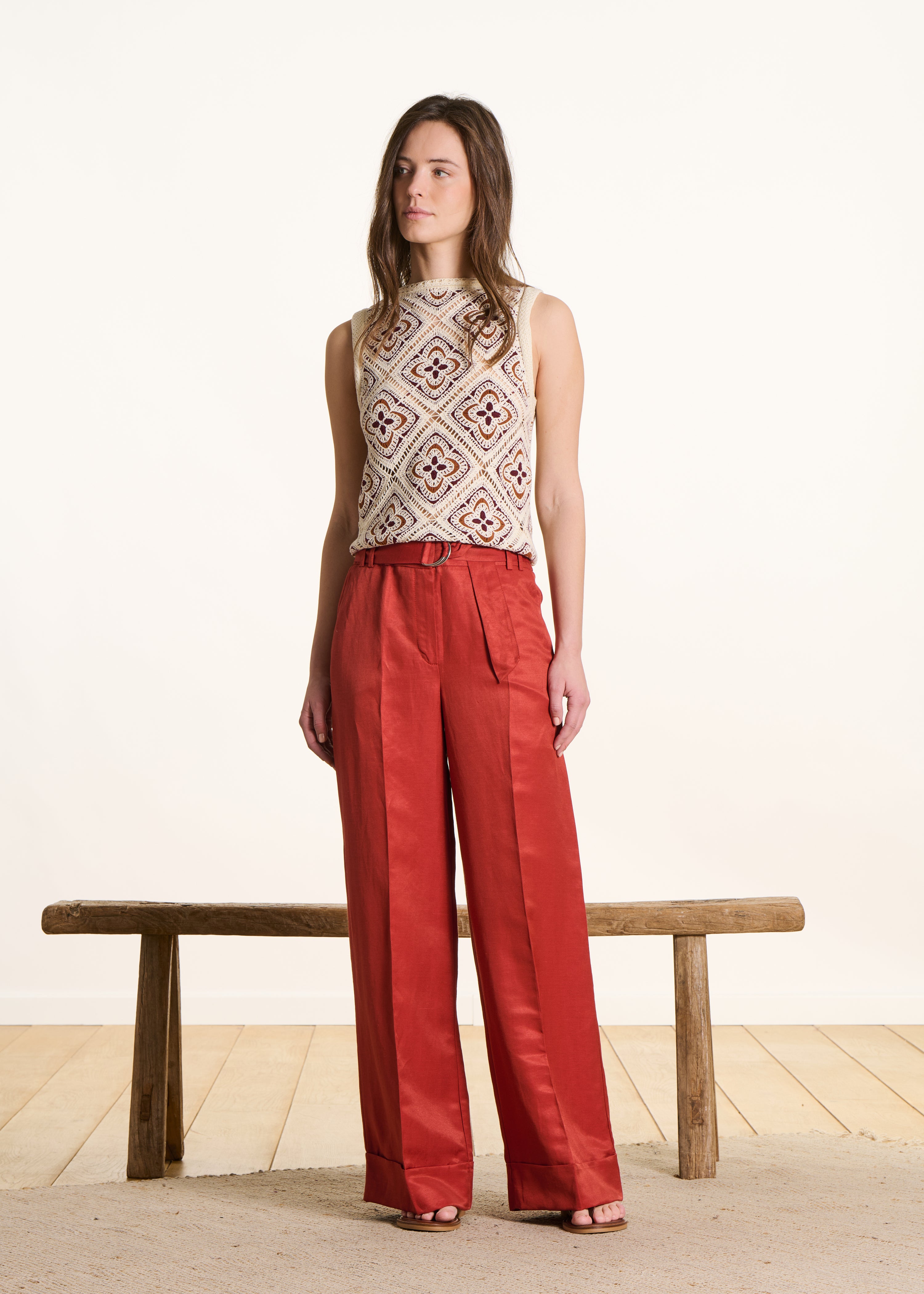 Pantalón ancho color ladrillo con cinturón