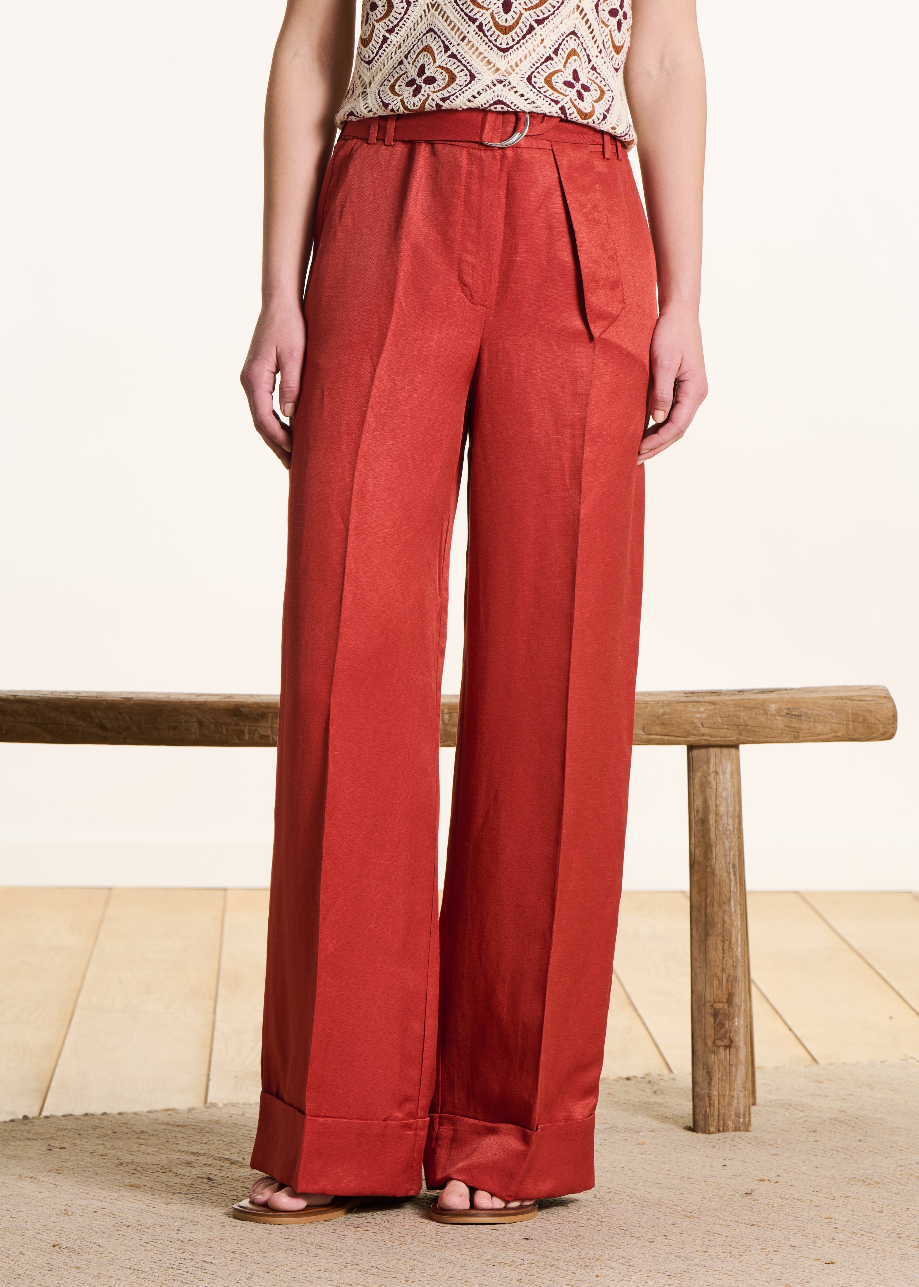 Pantalón ancho color ladrillo con cinturón