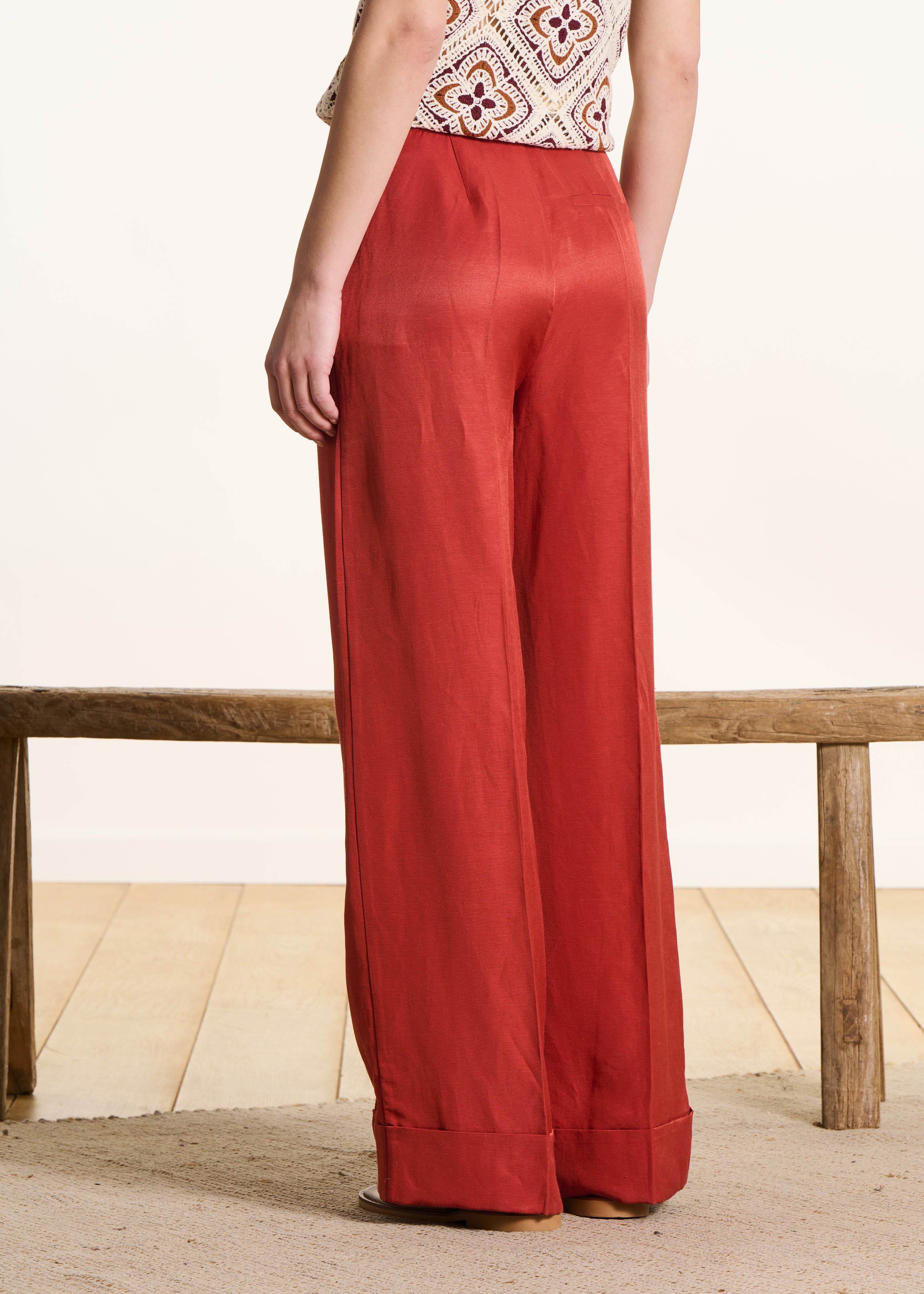 Pantalón ancho color ladrillo con cinturón