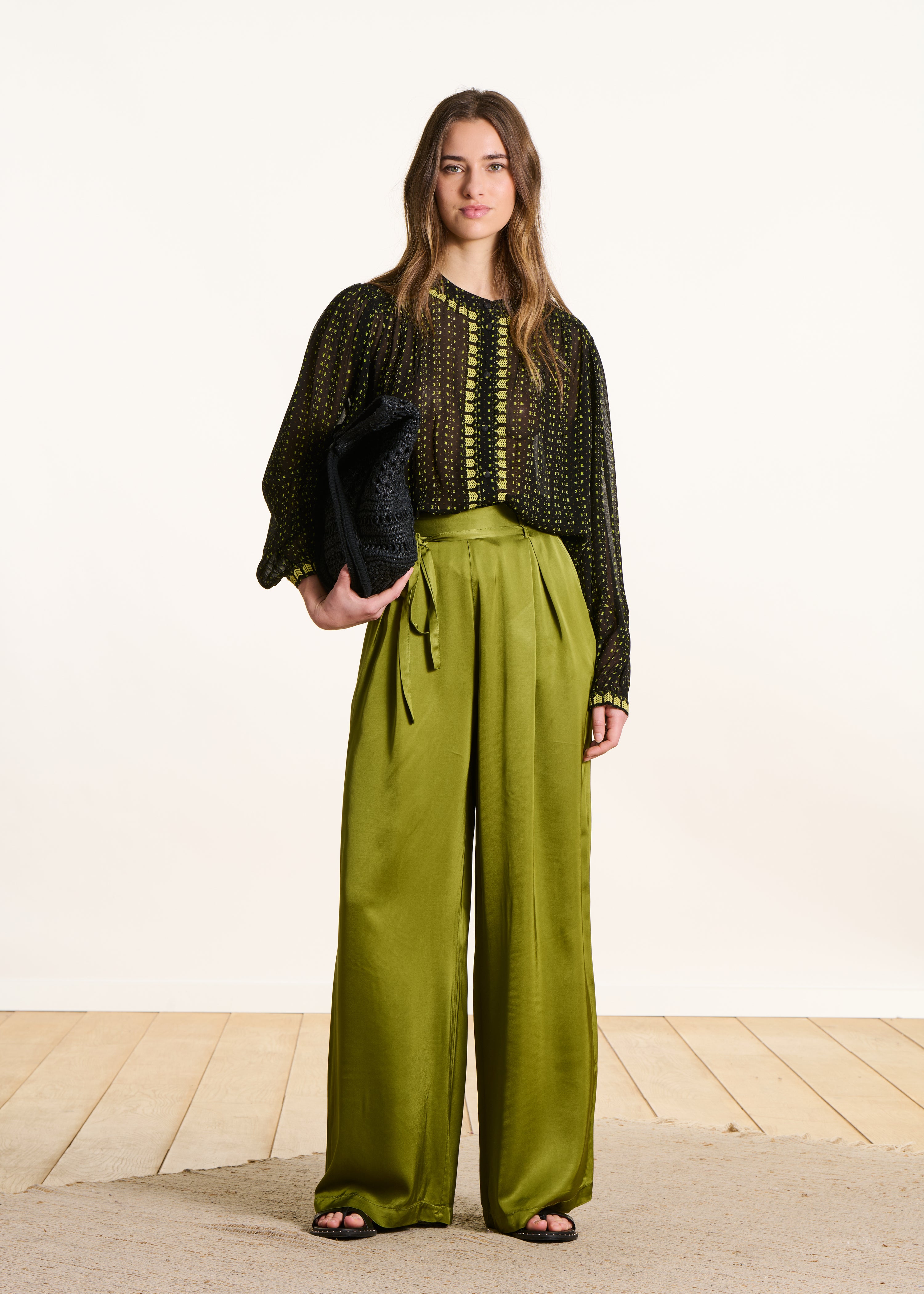 Wijde groene satijnen broek met hoge taille