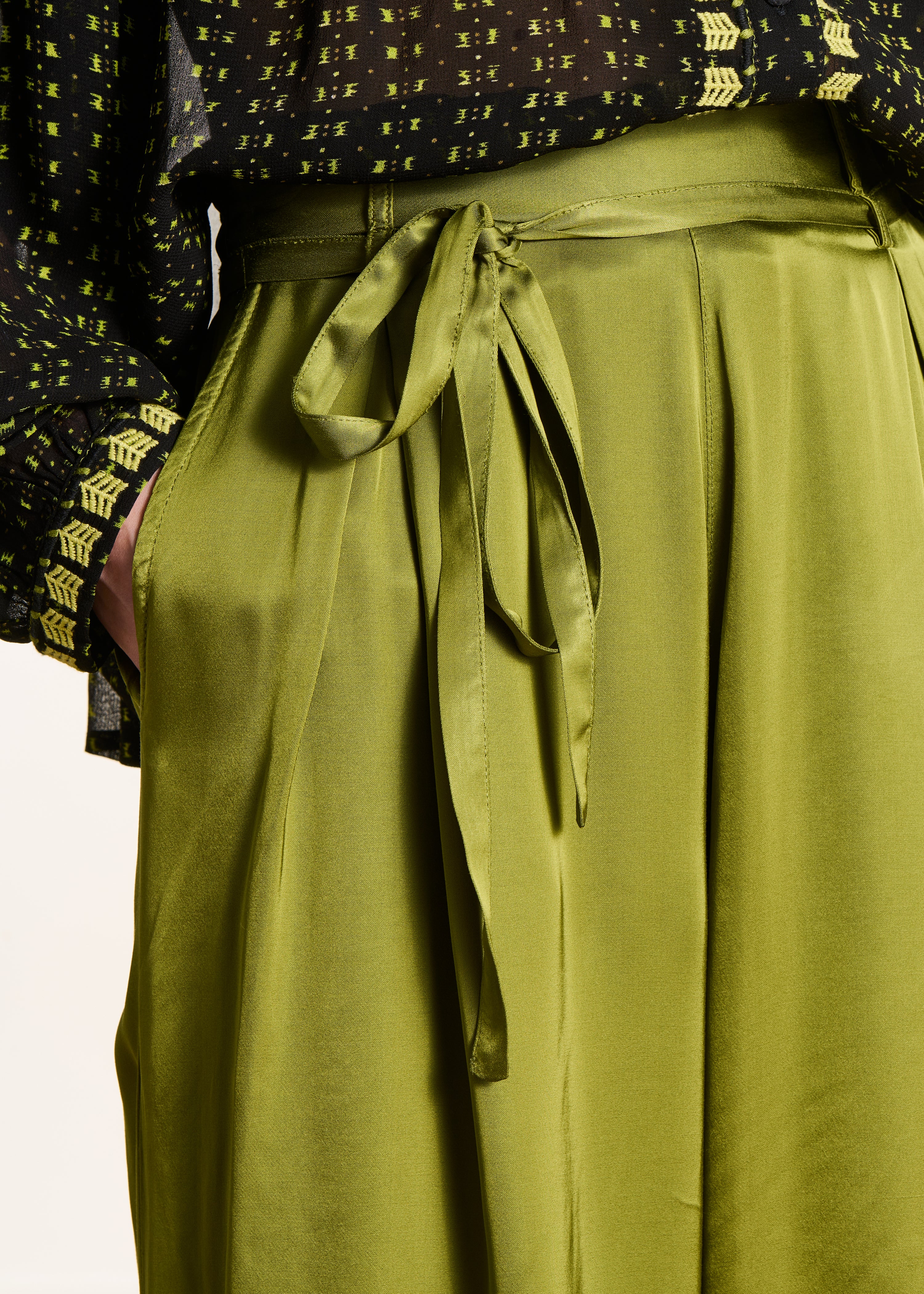 Wijde groene satijnen broek met hoge taille