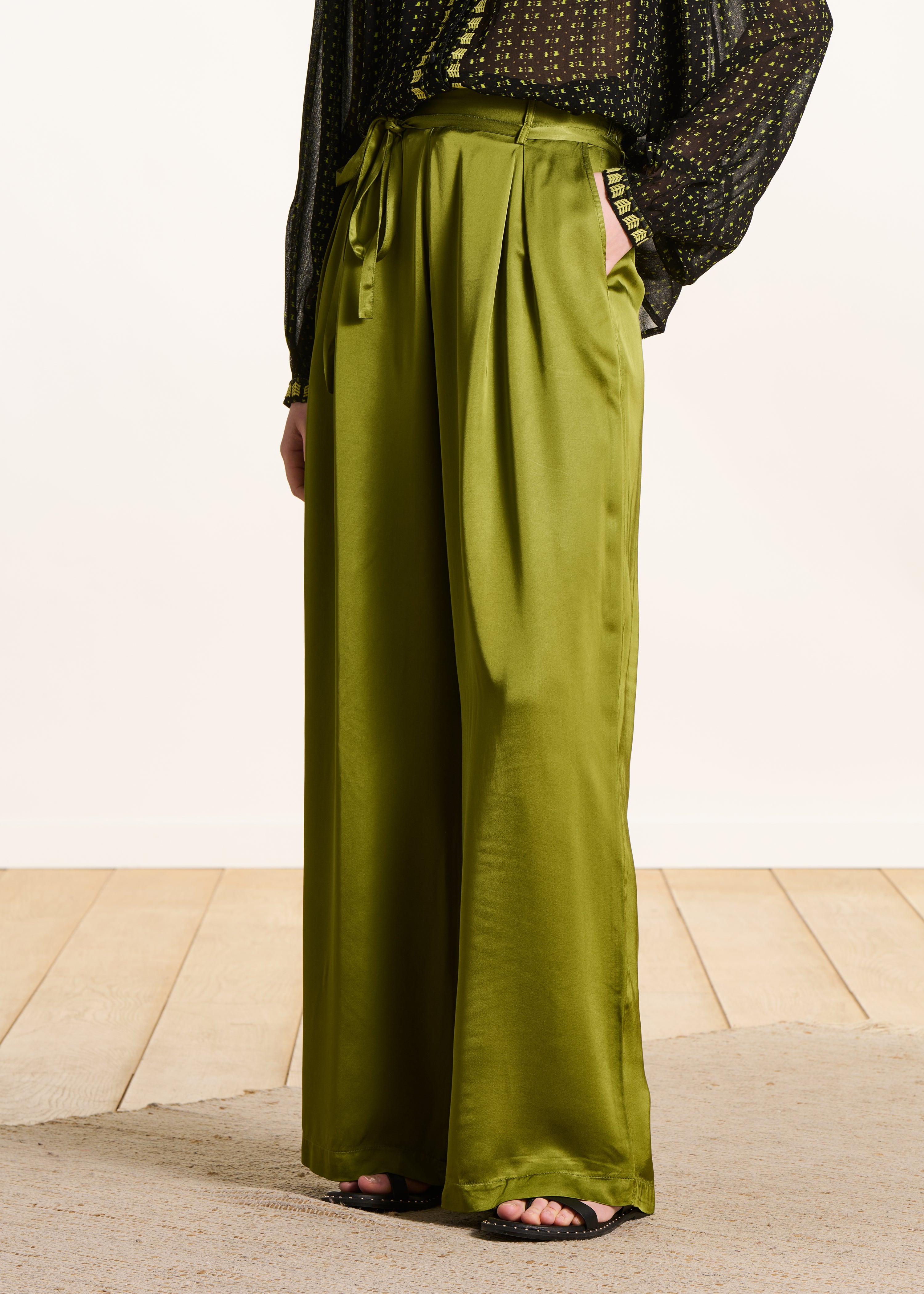 Wijde groene satijnen broek met hoge taille