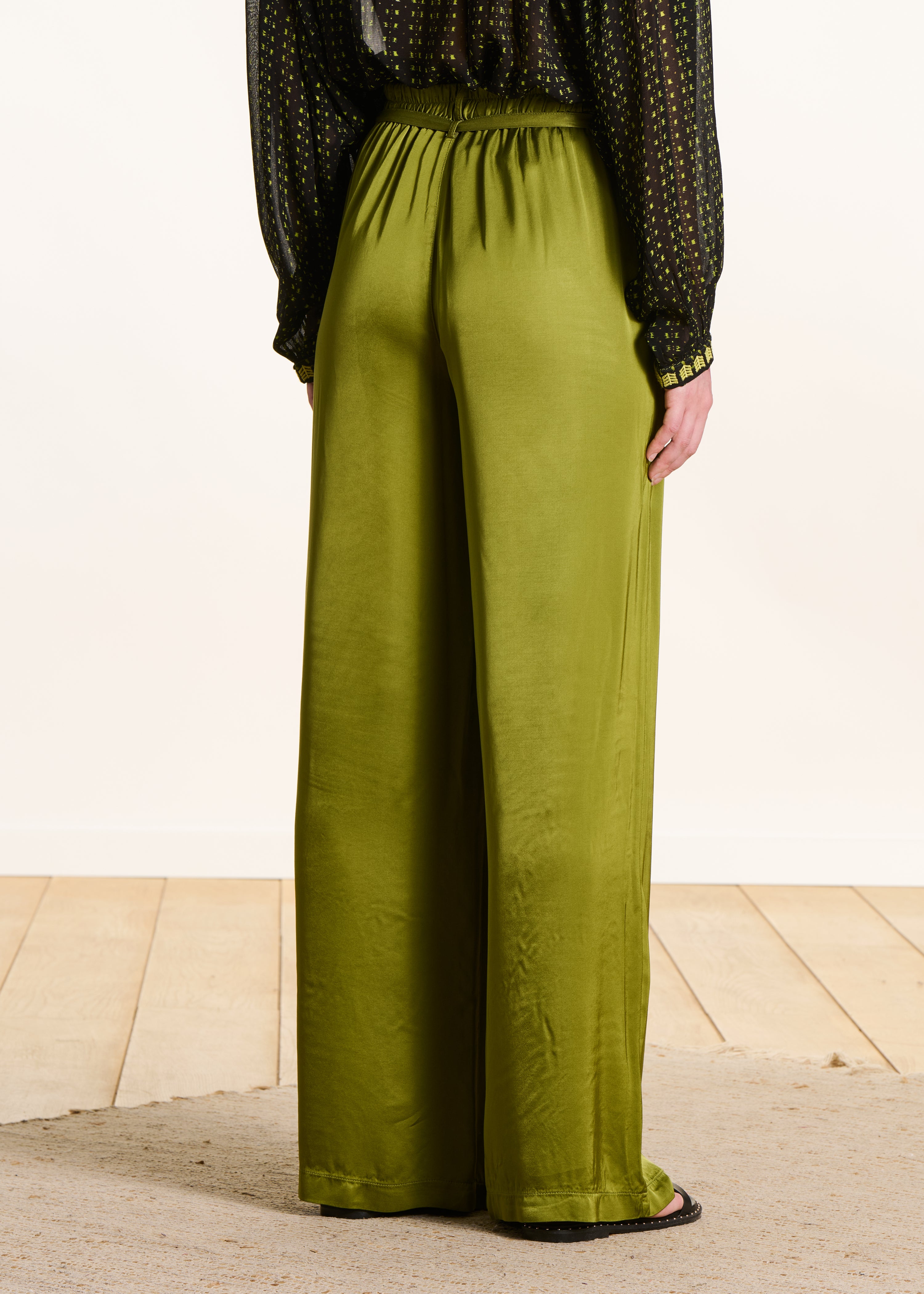 Wijde groene satijnen broek met hoge taille