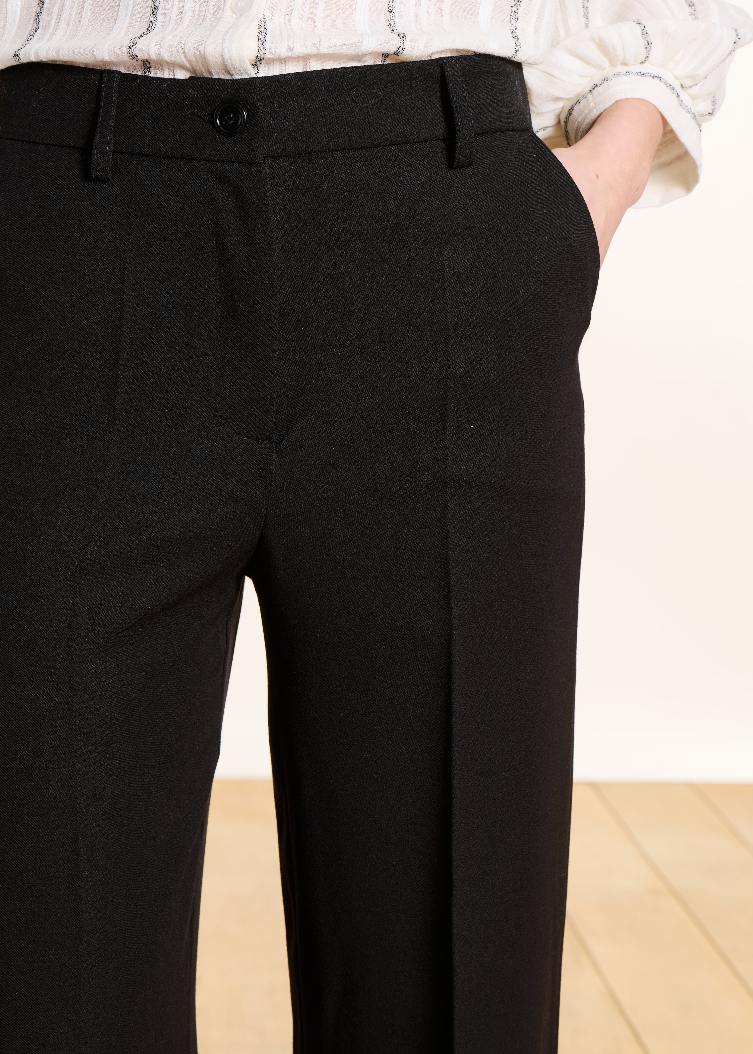 Pantalon uni noir droit