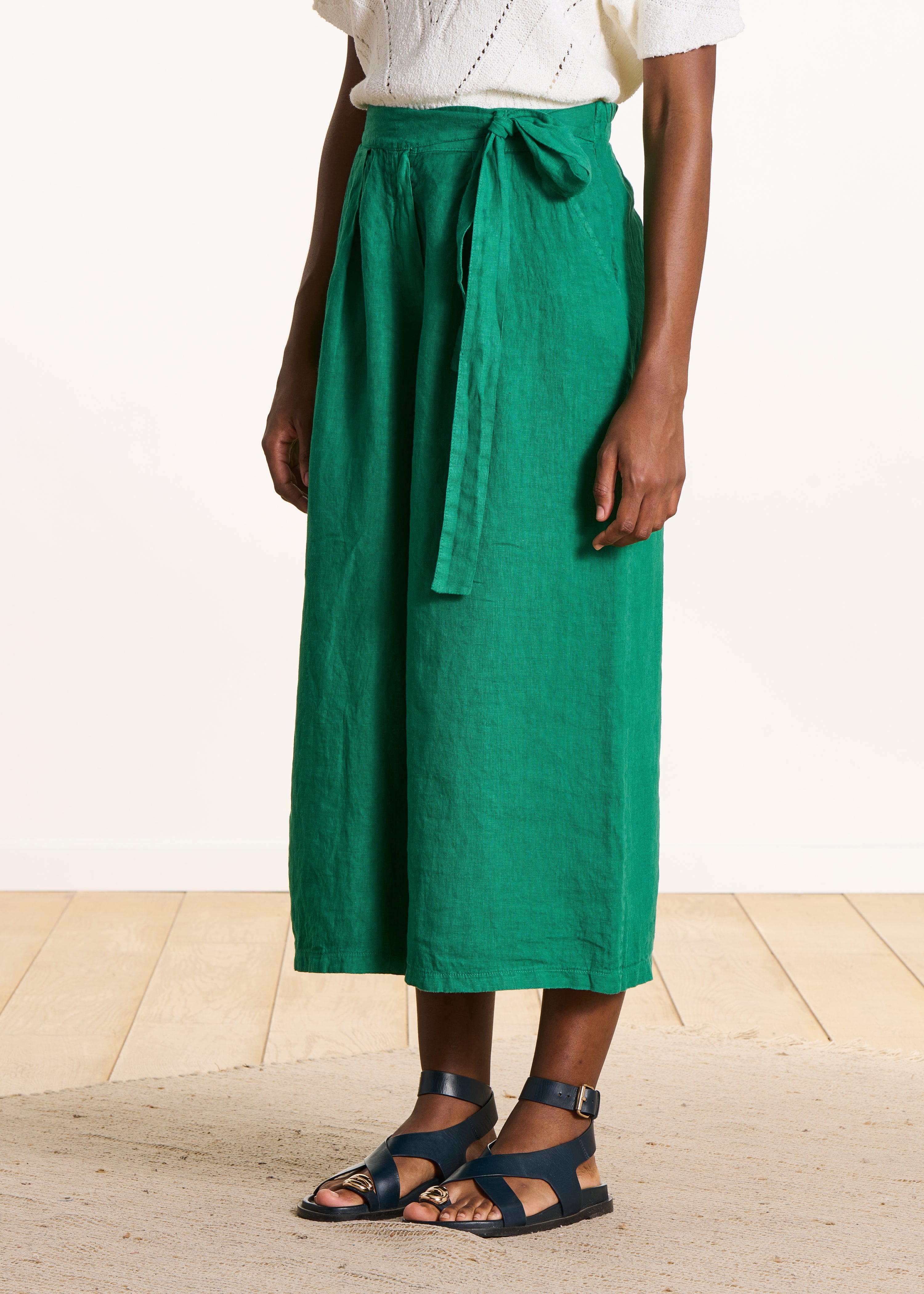 Pantalón cropped ancho de lino verde