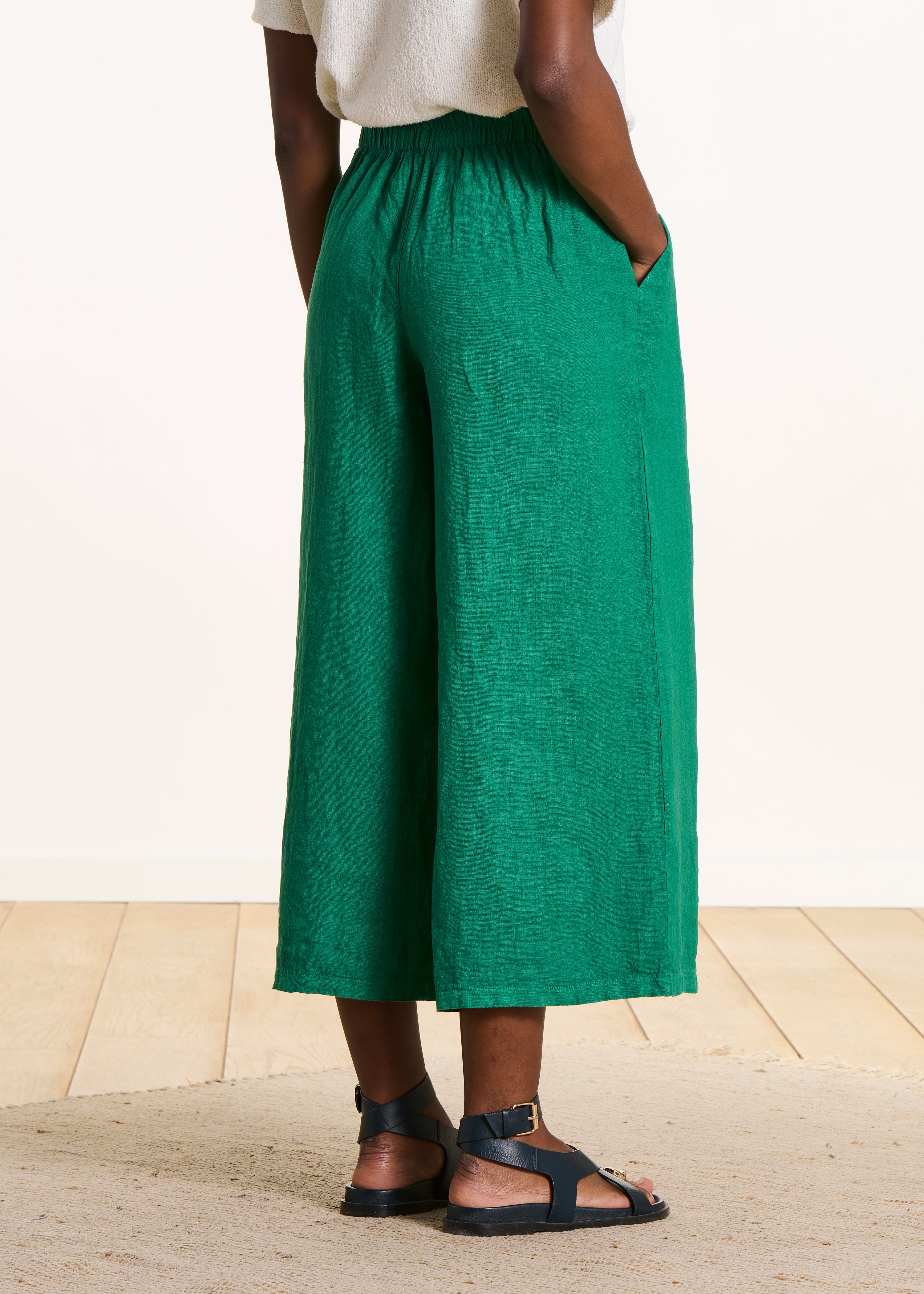 Pantalón cropped ancho de lino verde