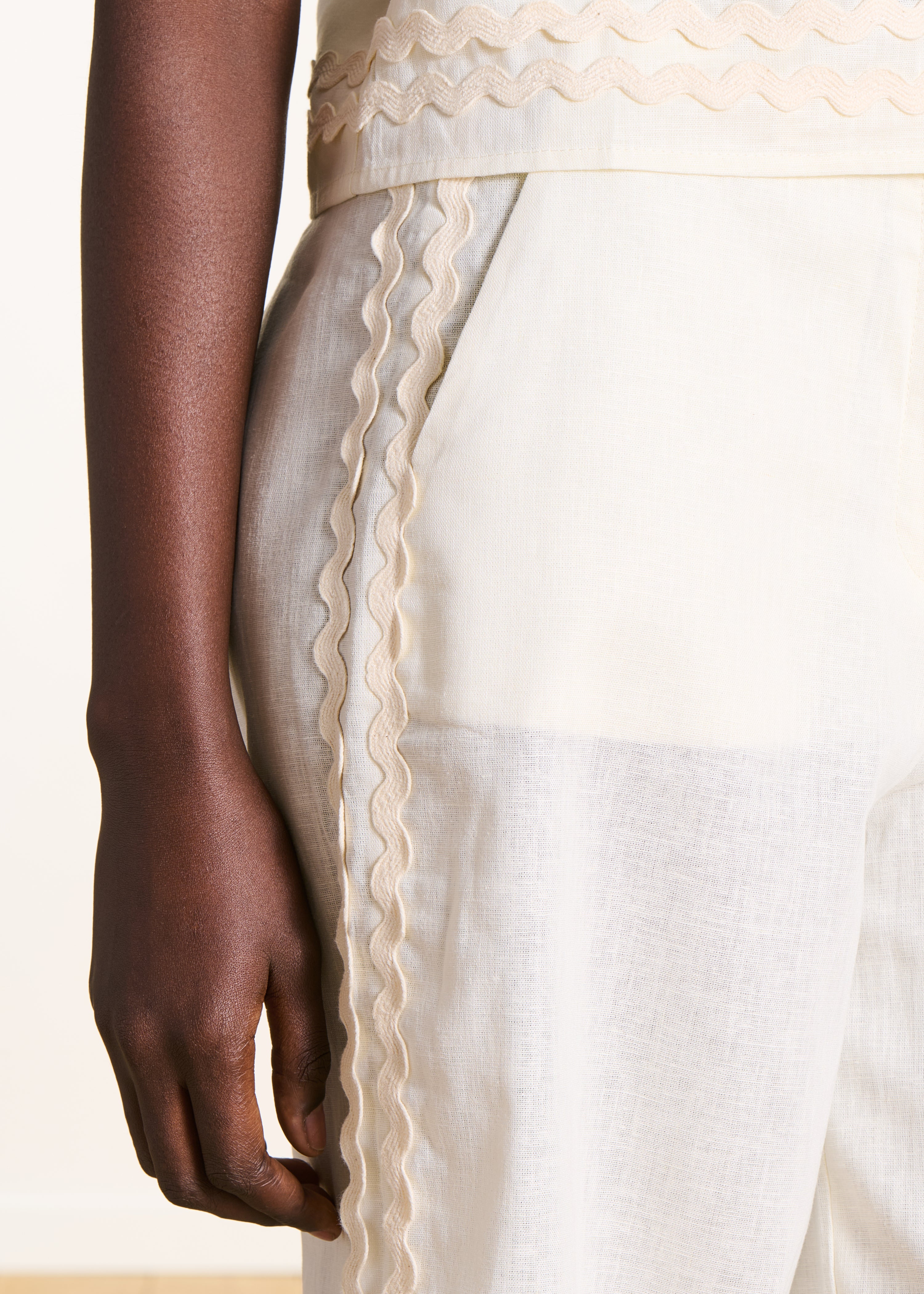 Wide high-waisted trousers in off-white linen and cotton