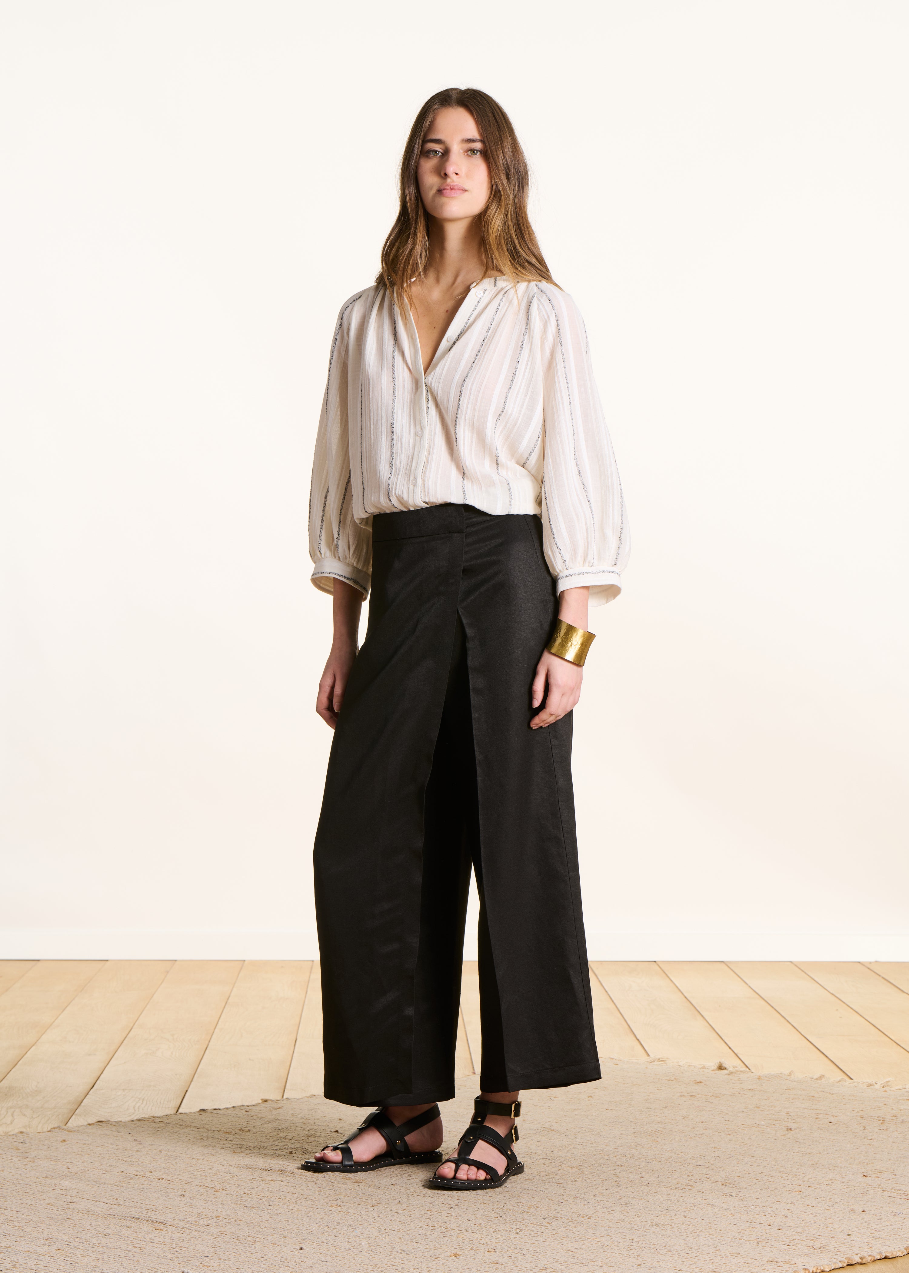 Pantalone vita alta 7/8 nero con spacco