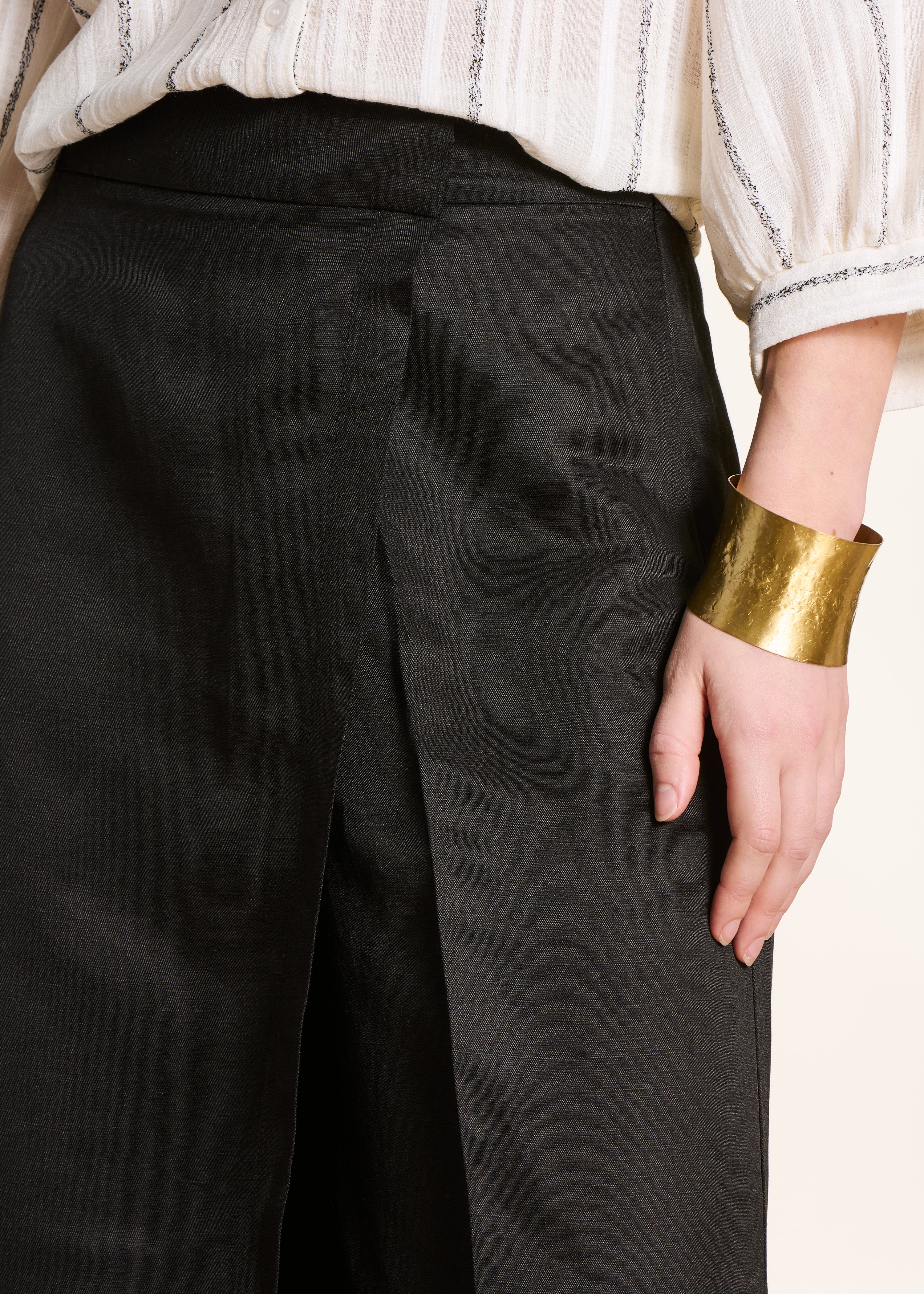 Pantalone vita alta 7/8 nero con spacco