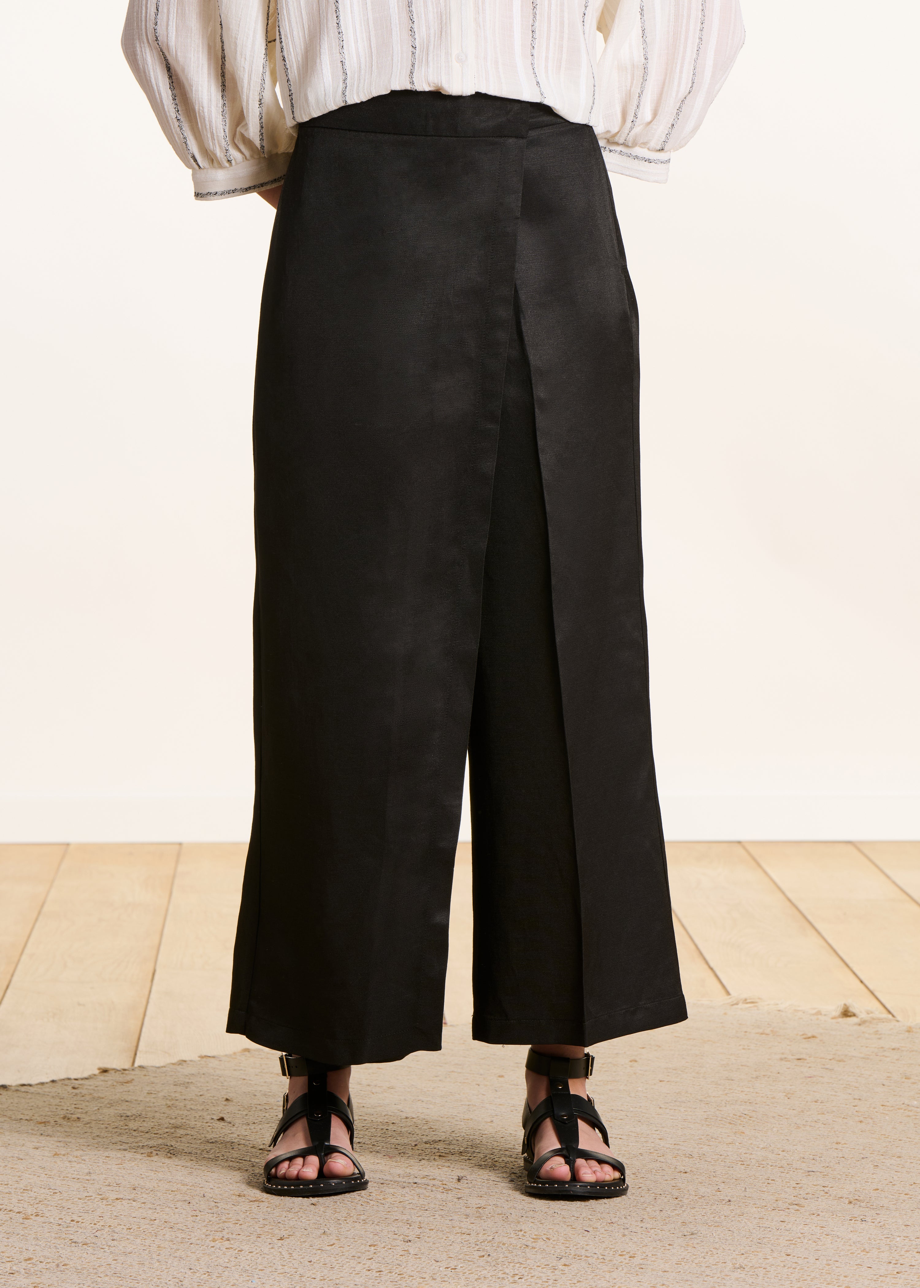Pantalone vita alta 7/8 nero con spacco