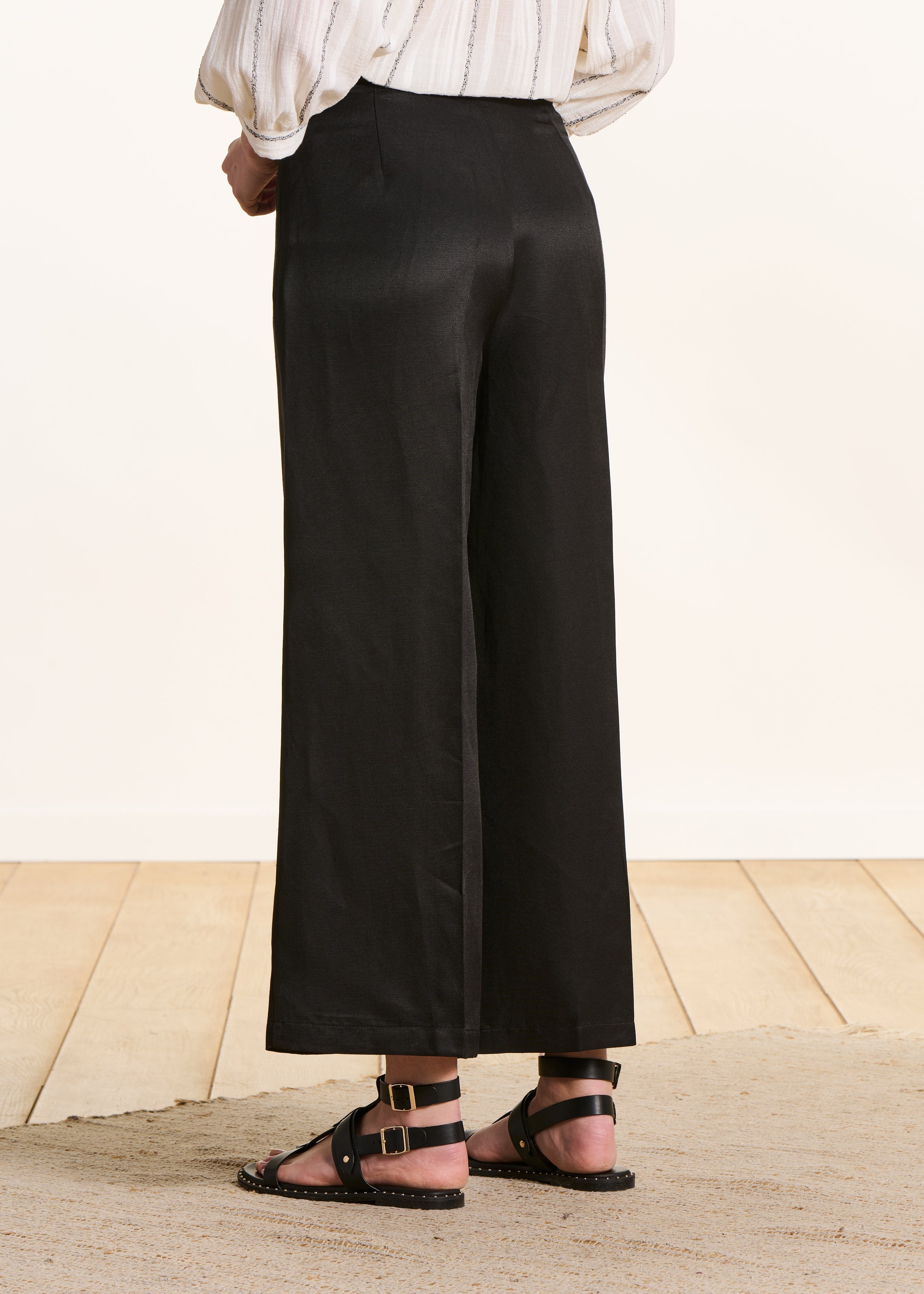 Pantalone vita alta 7/8 nero con spacco