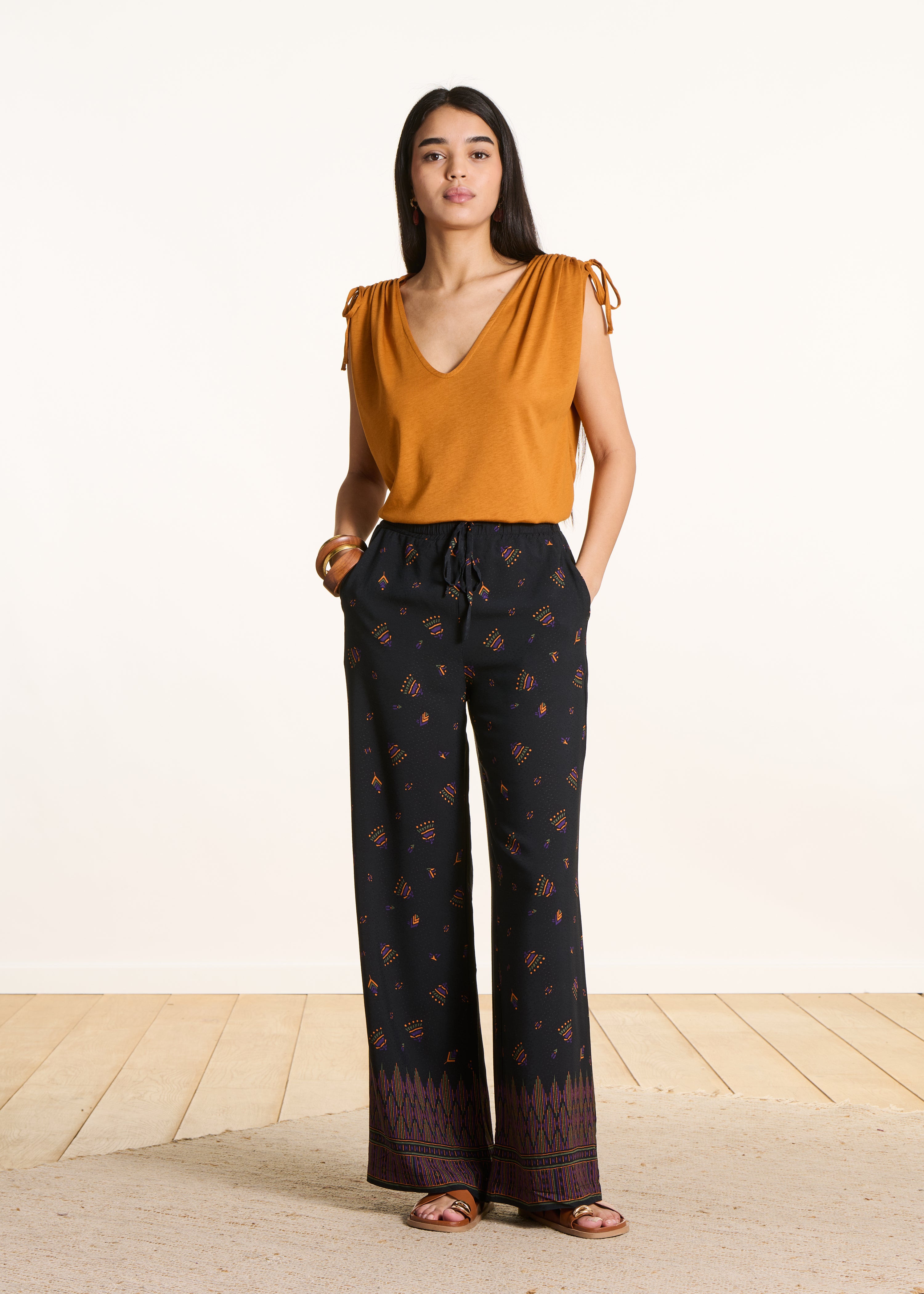Wide black pants with print