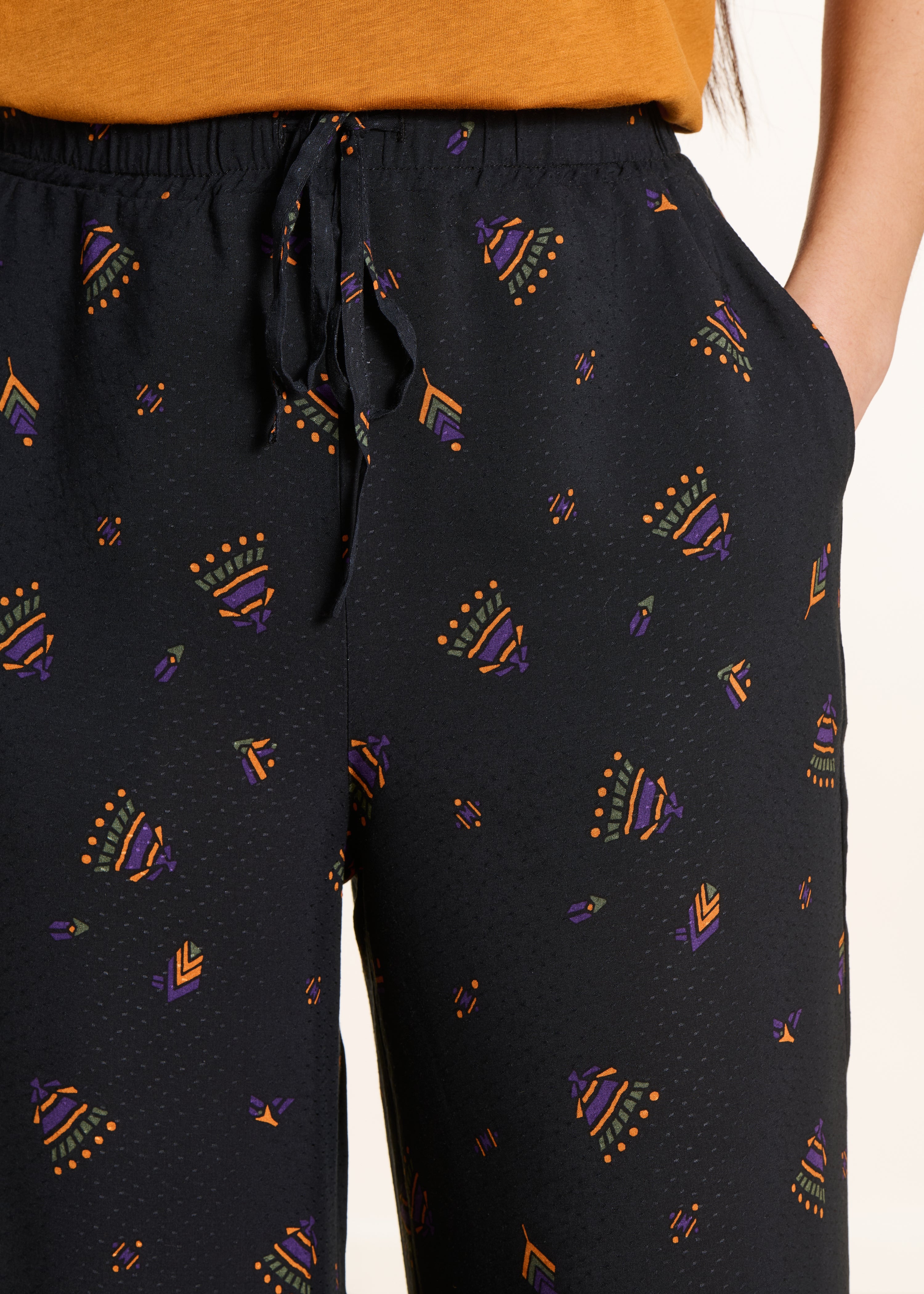 Wide black pants with print