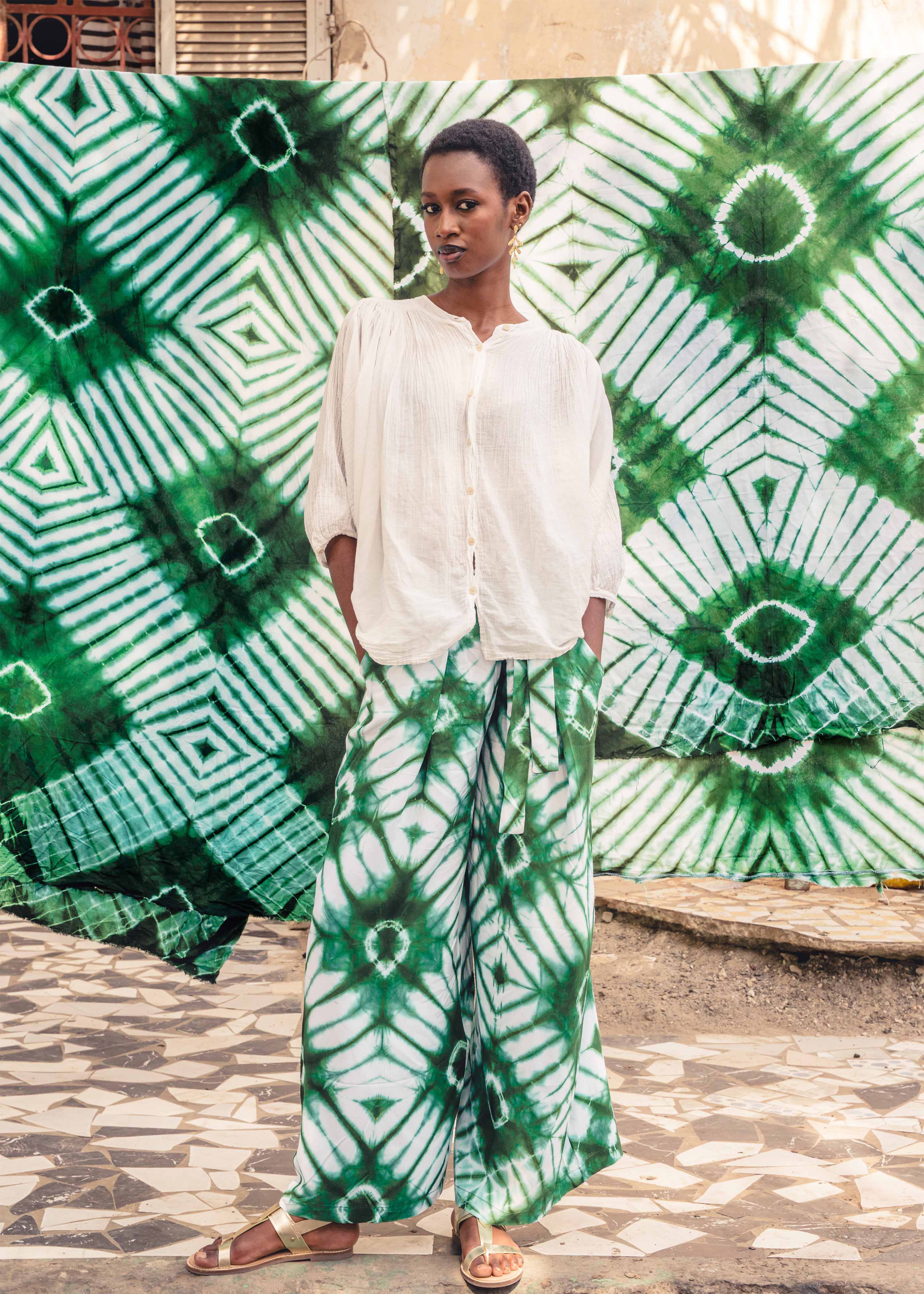 Pantalón ancho verde con estampado y cinturón
