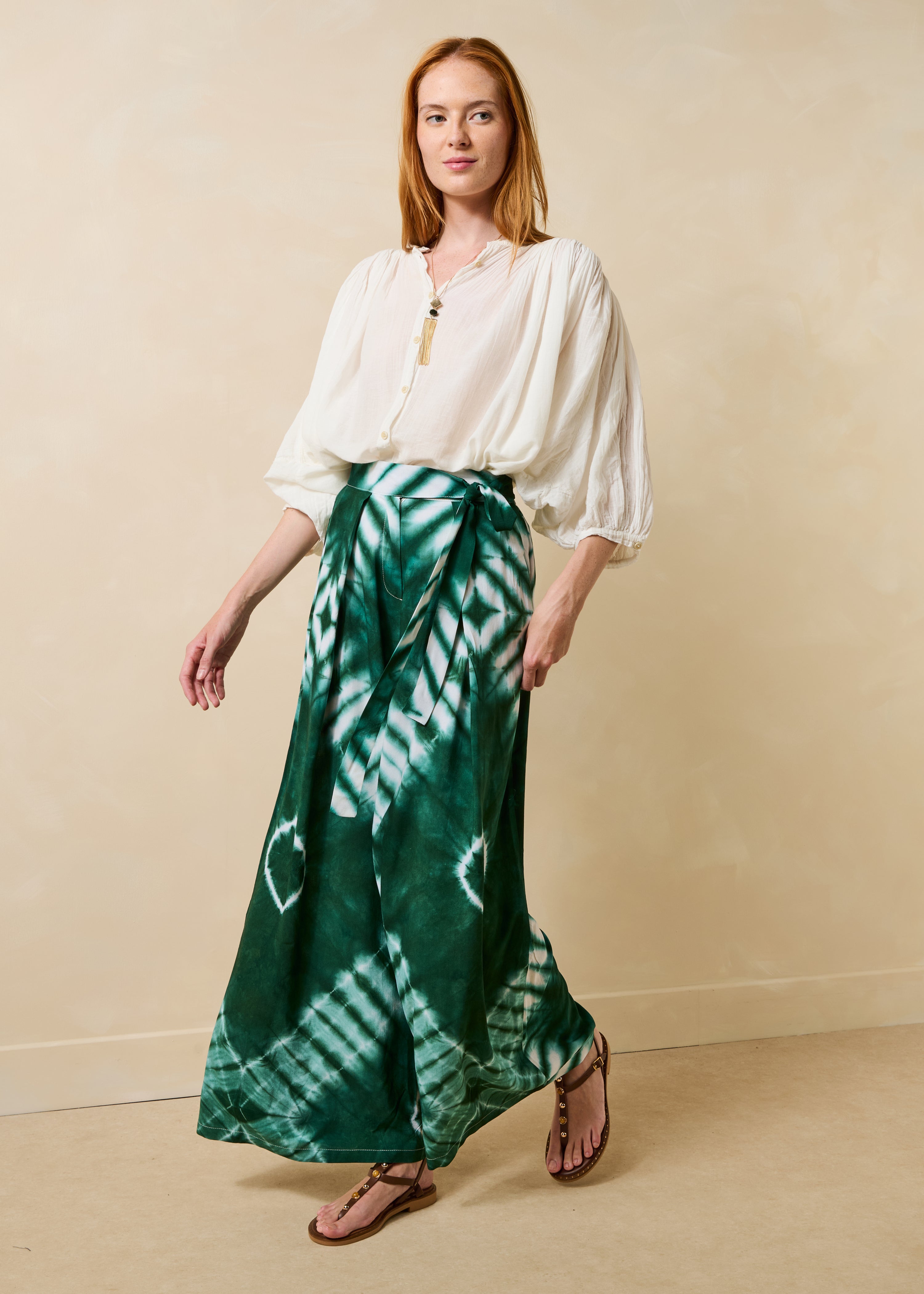 Wijde groene broek met ceintuur en print