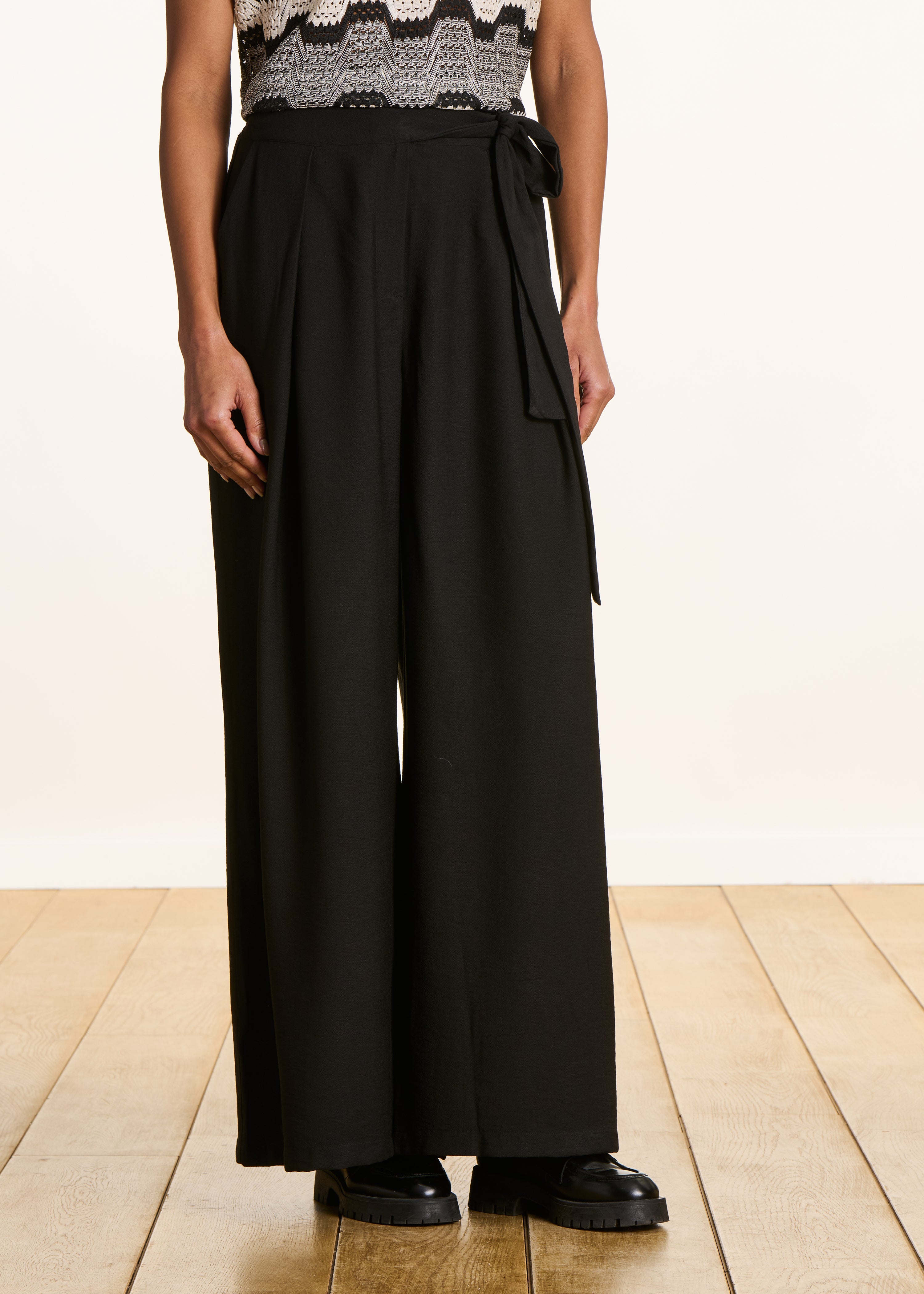 Pantalone largo nero in jacquard