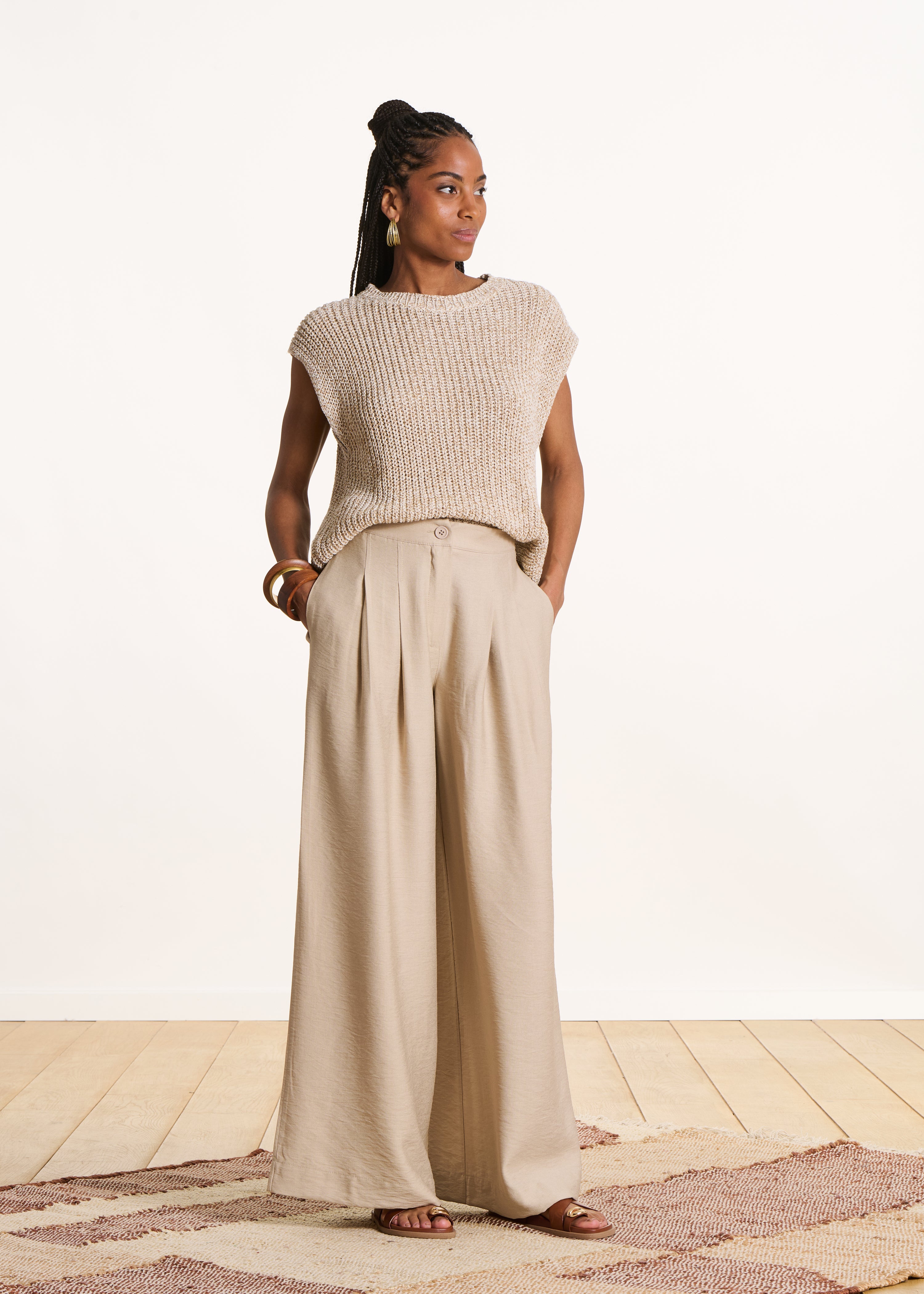 Pantaloni beige larghi a vita alta