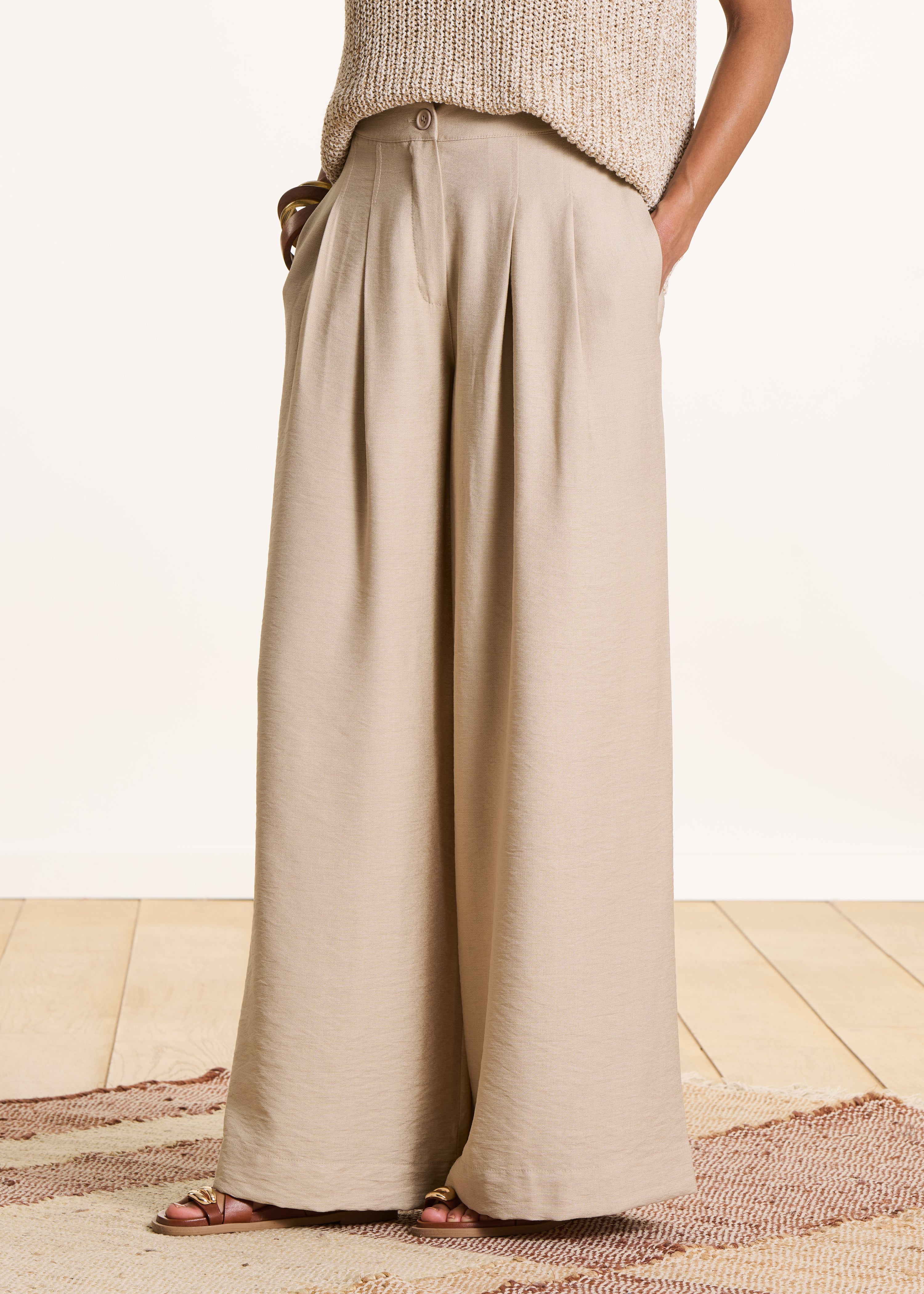 Pantaloni beige larghi a vita alta