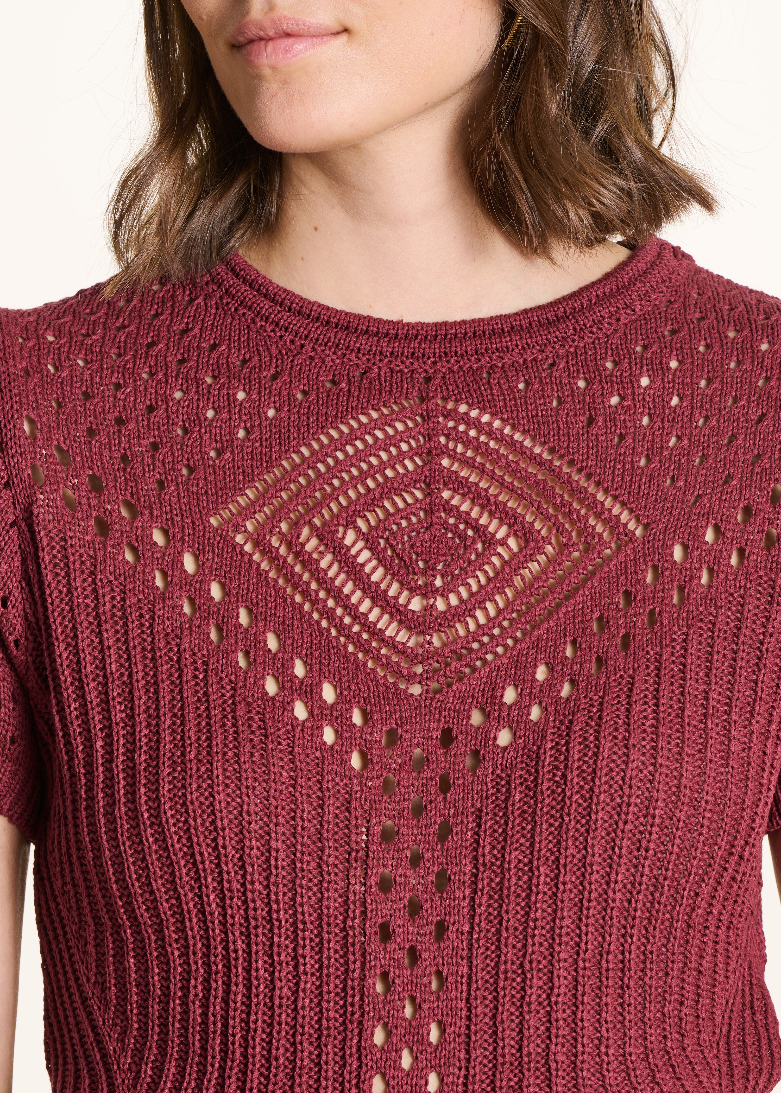 Pull bordeaux en maille crochet ajourée