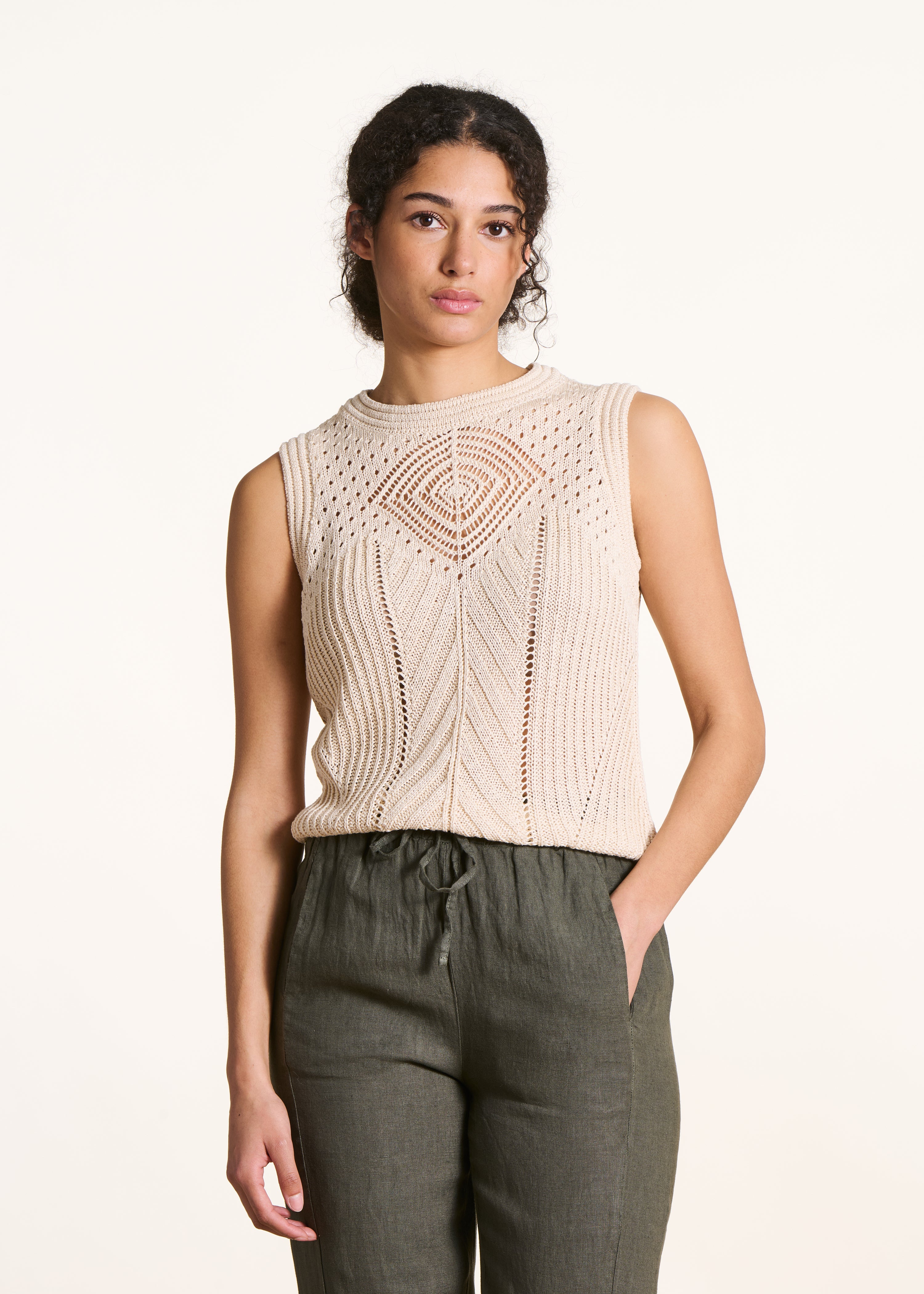 Pull sans manches écru en maille crochet ajourée