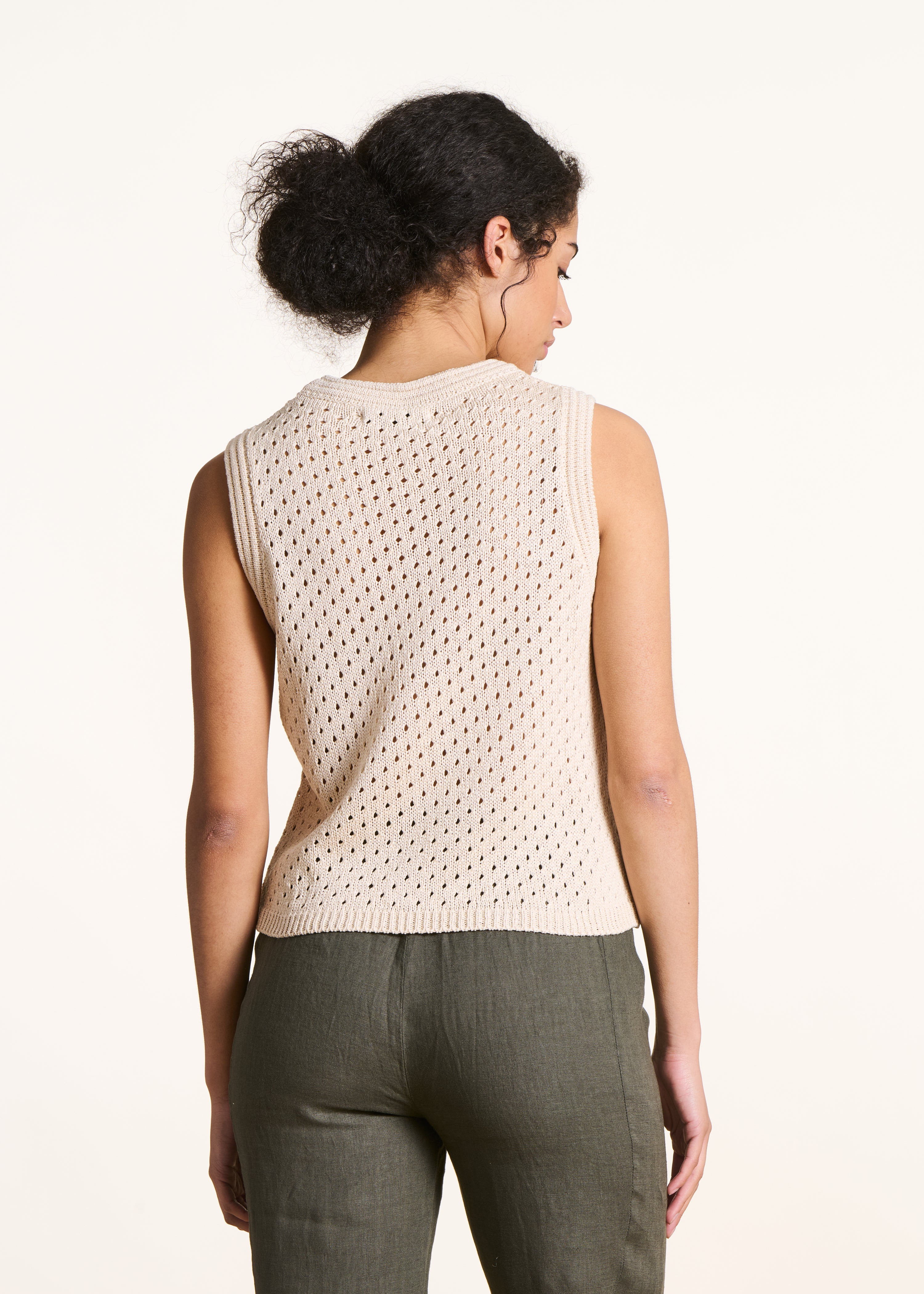 Pull sans manches écru en maille crochet ajourée