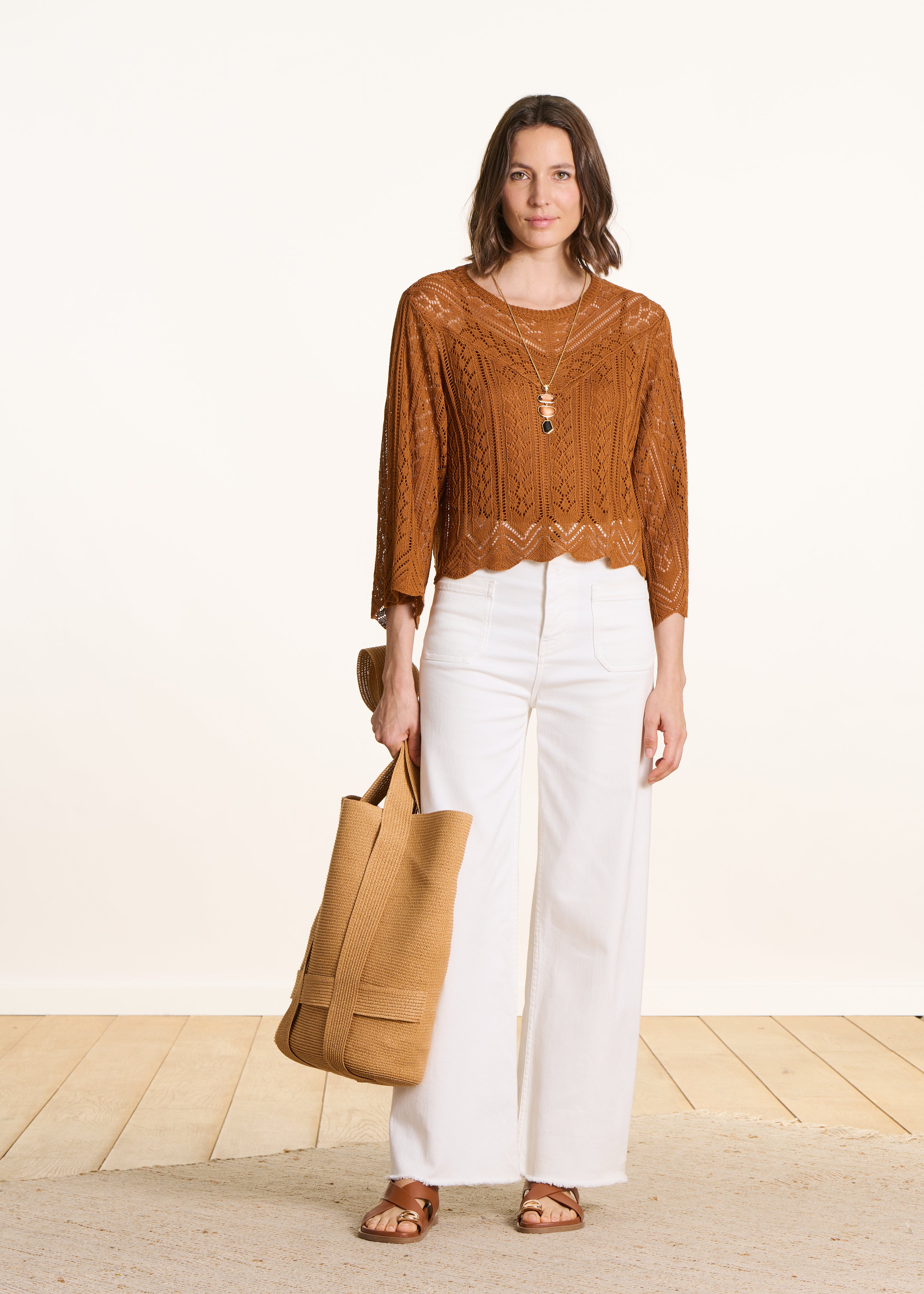 Pull court marron en maille fine ajourée