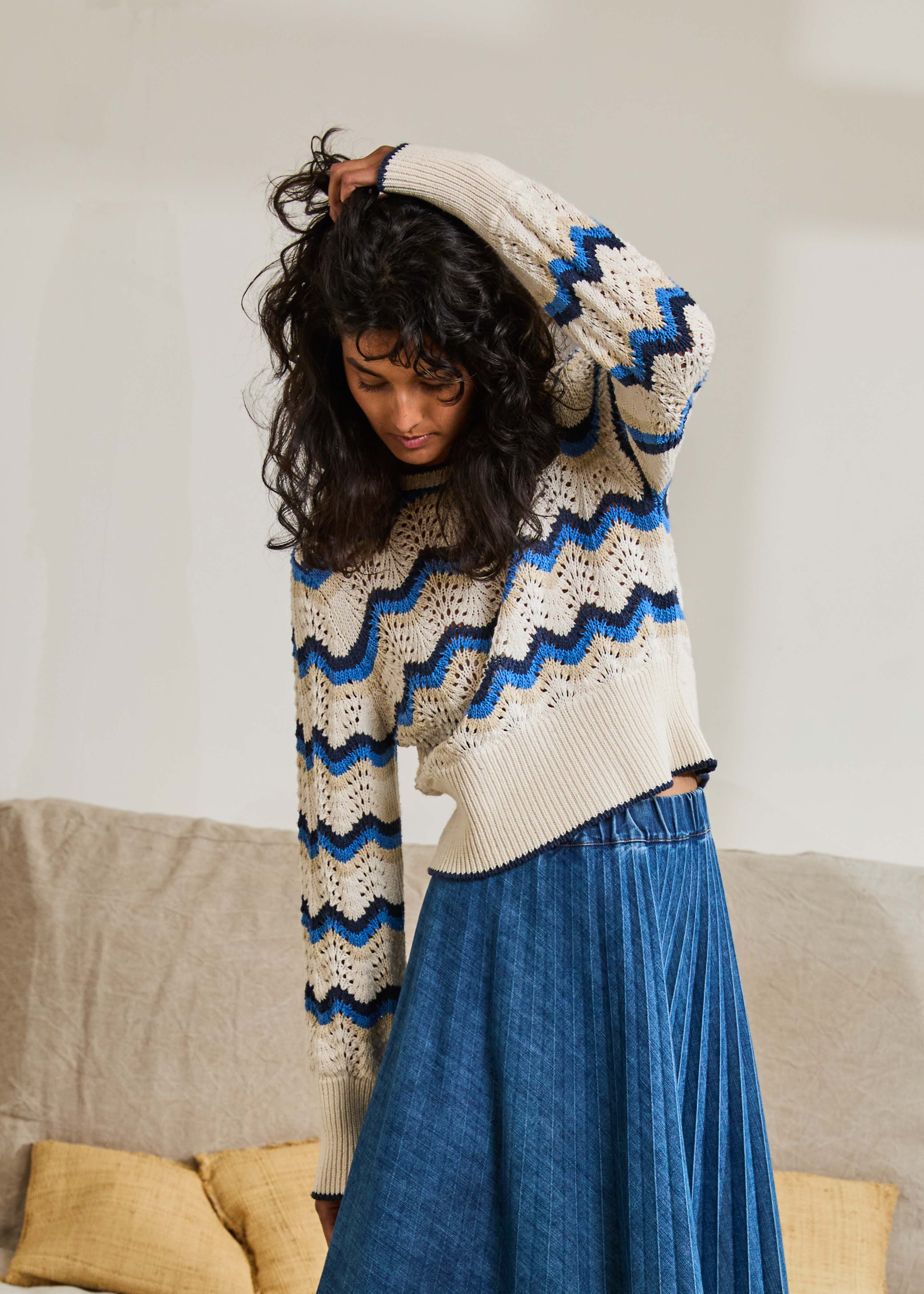 Short sweater in white and blue crochet knit
