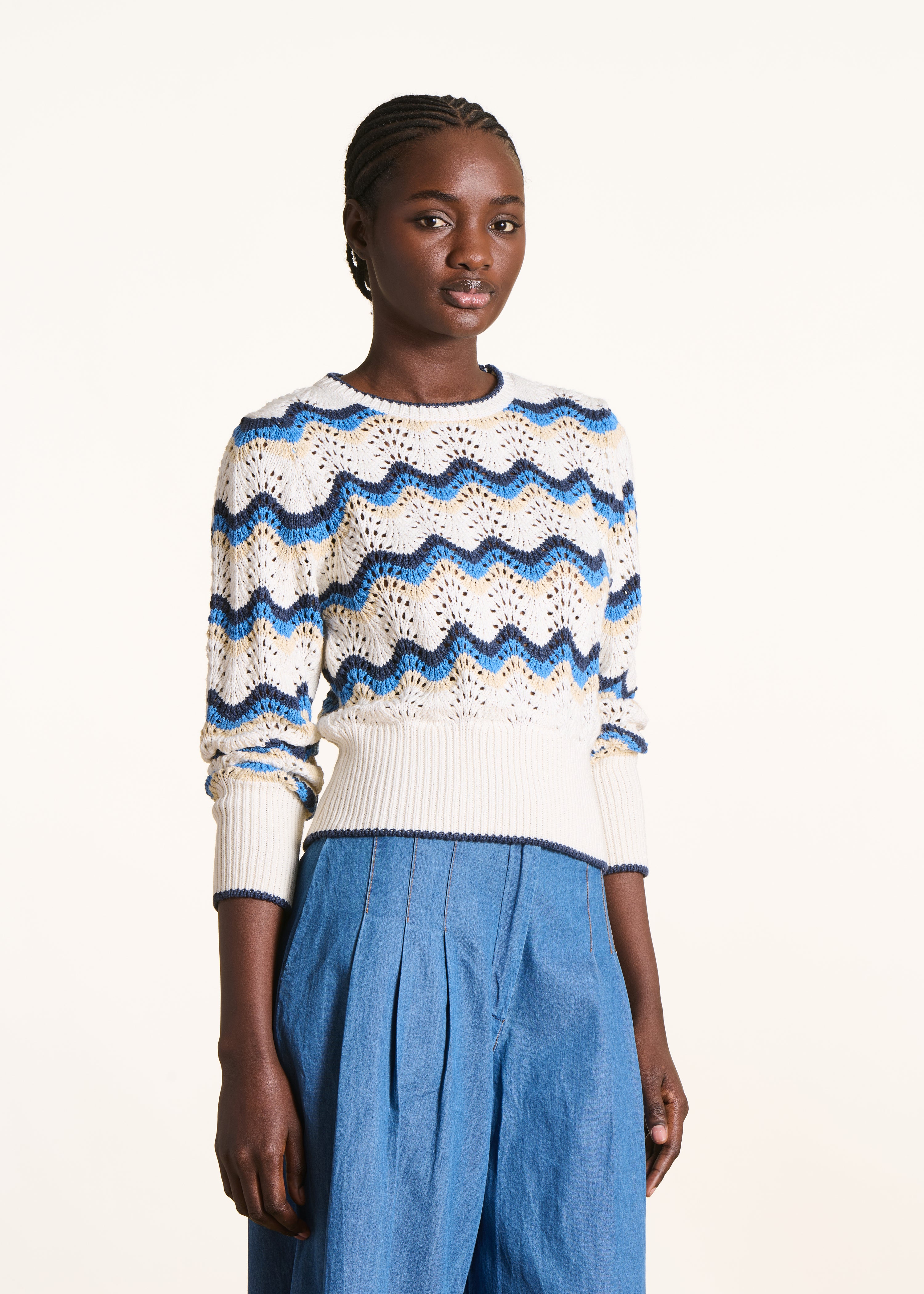 Short sweater in white and blue crochet knit