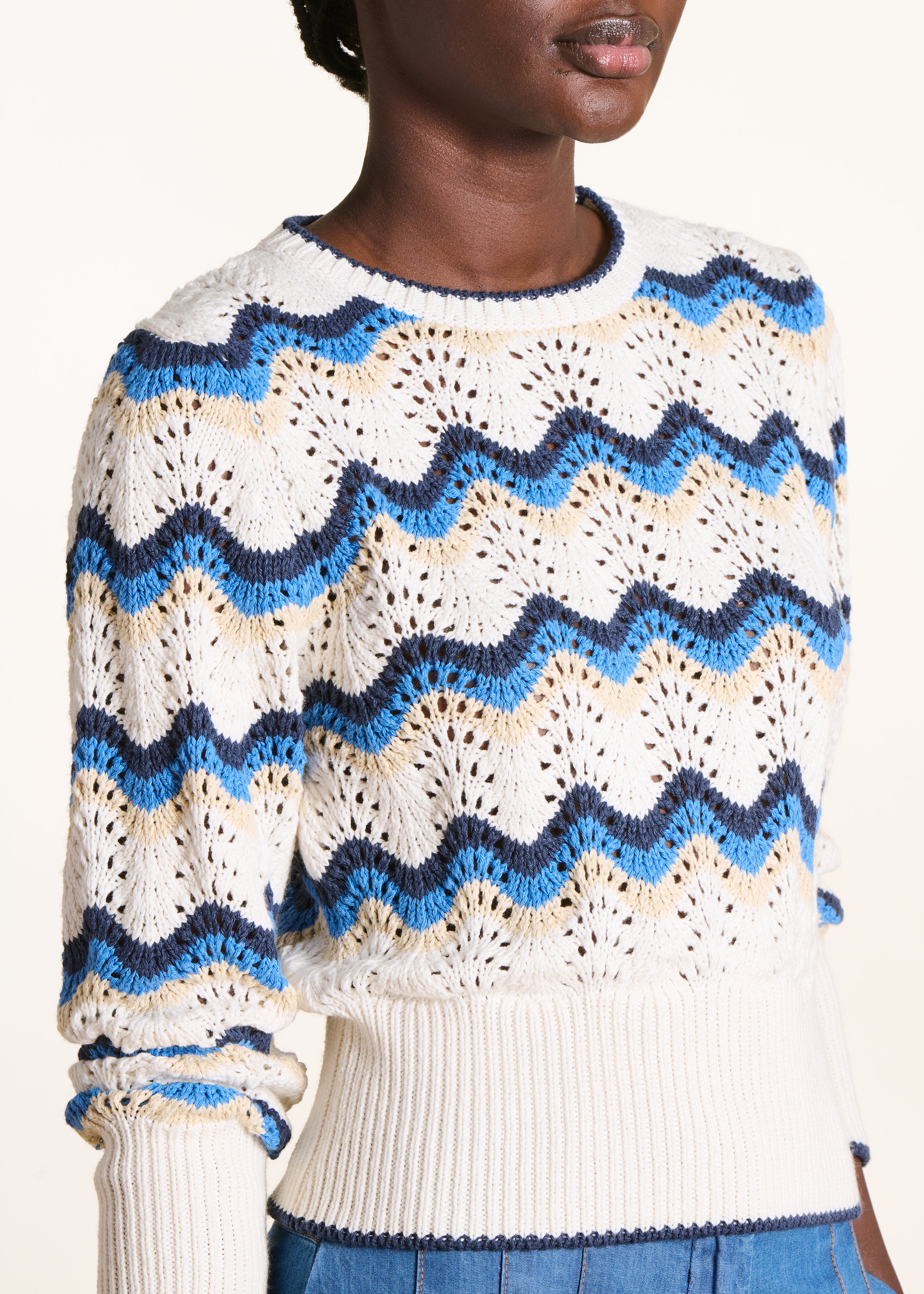 Short sweater in white and blue crochet knit