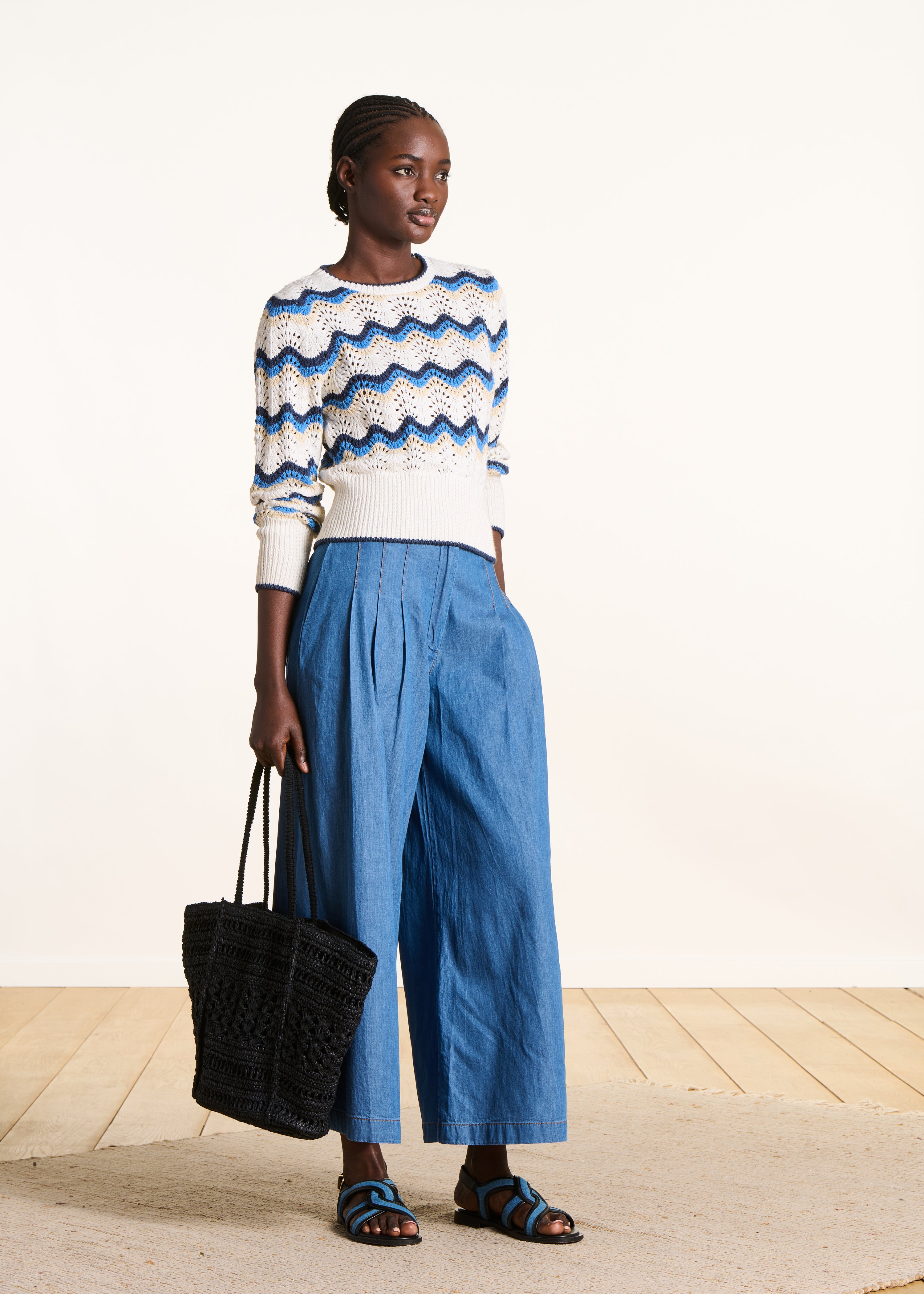 Short sweater in white and blue crochet knit