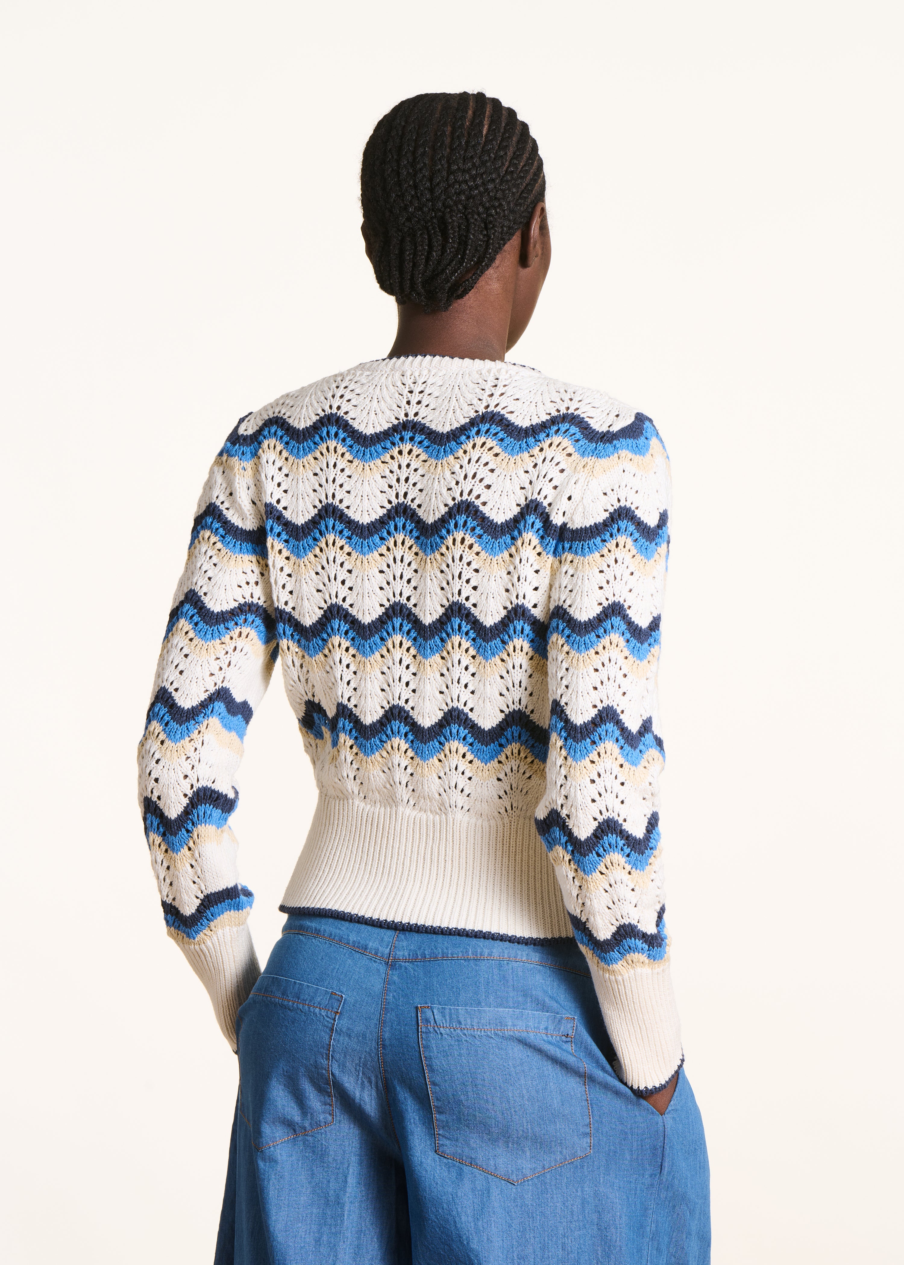 Short sweater in white and blue crochet knit