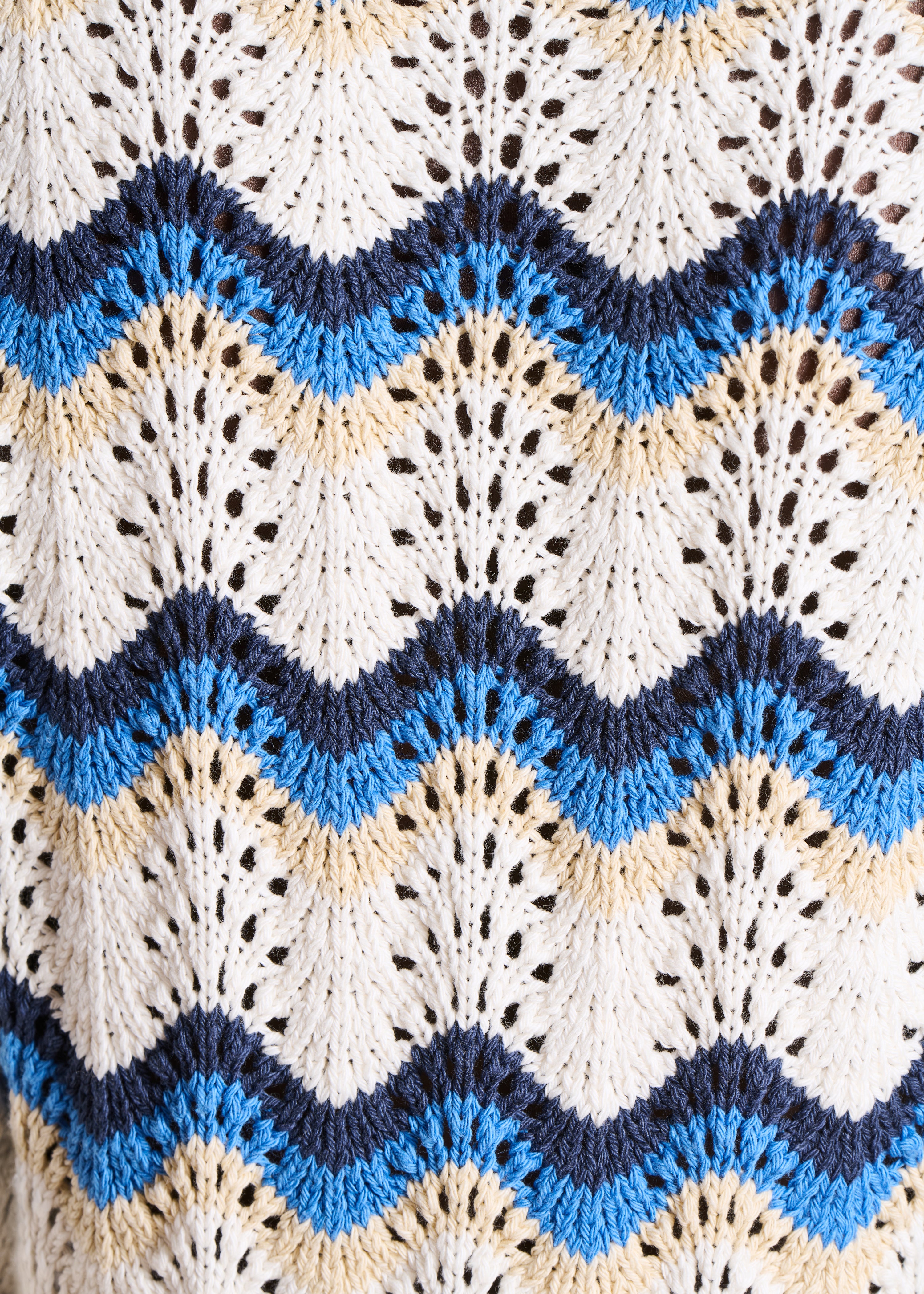 Short sweater in white and blue crochet knit