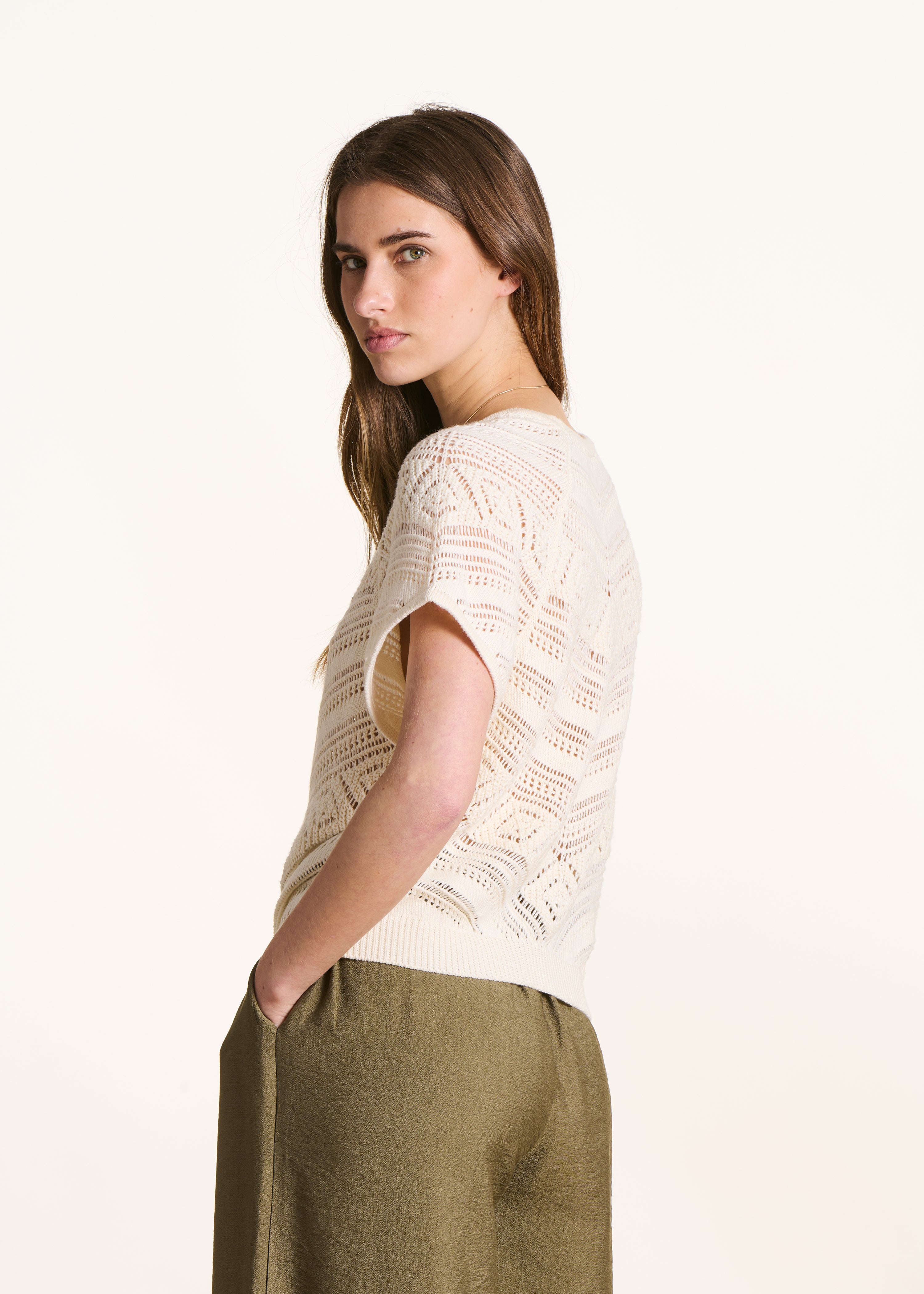 Pull manches courtes écru en maille ajourée