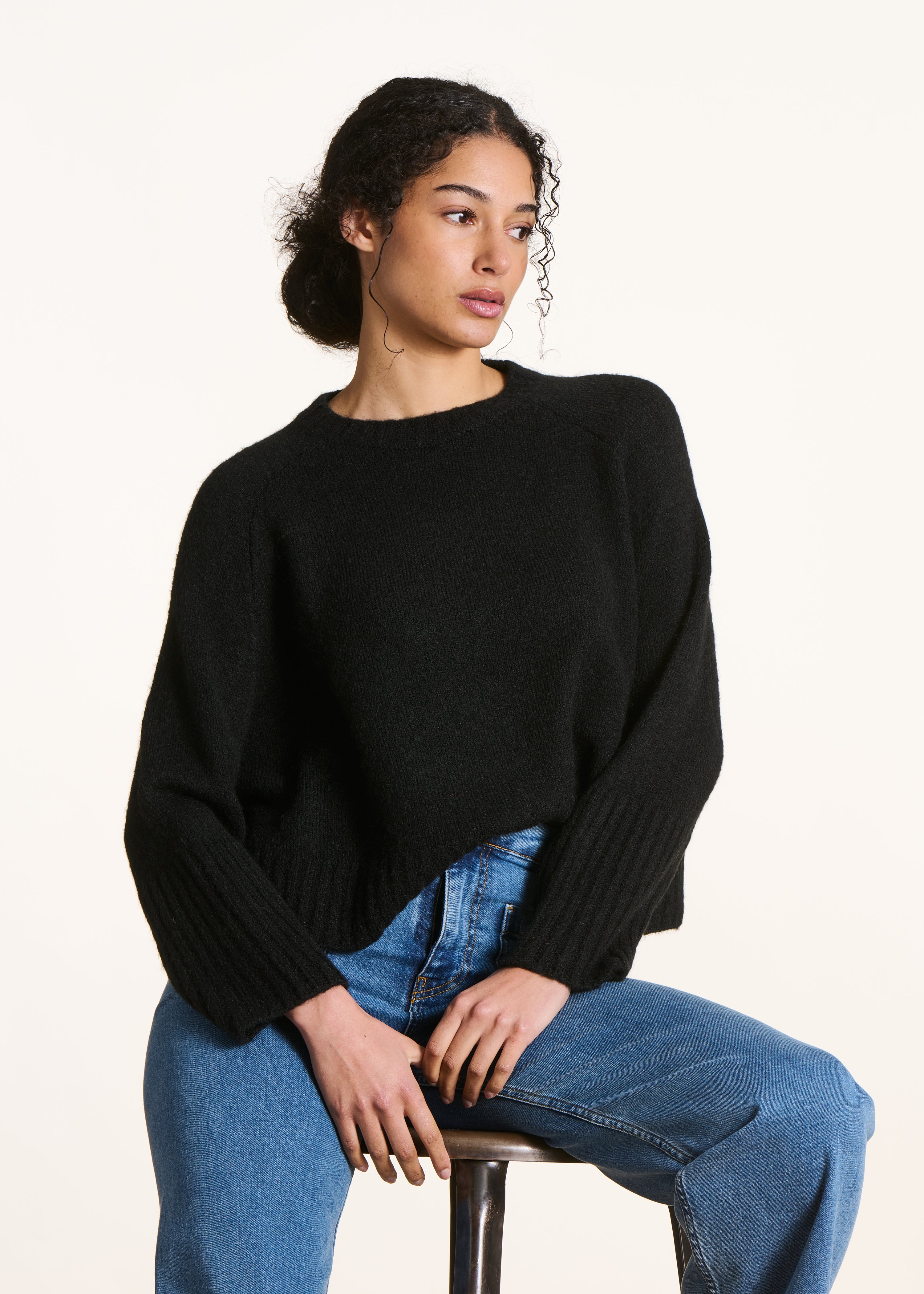 Pull cape noir en maille douce