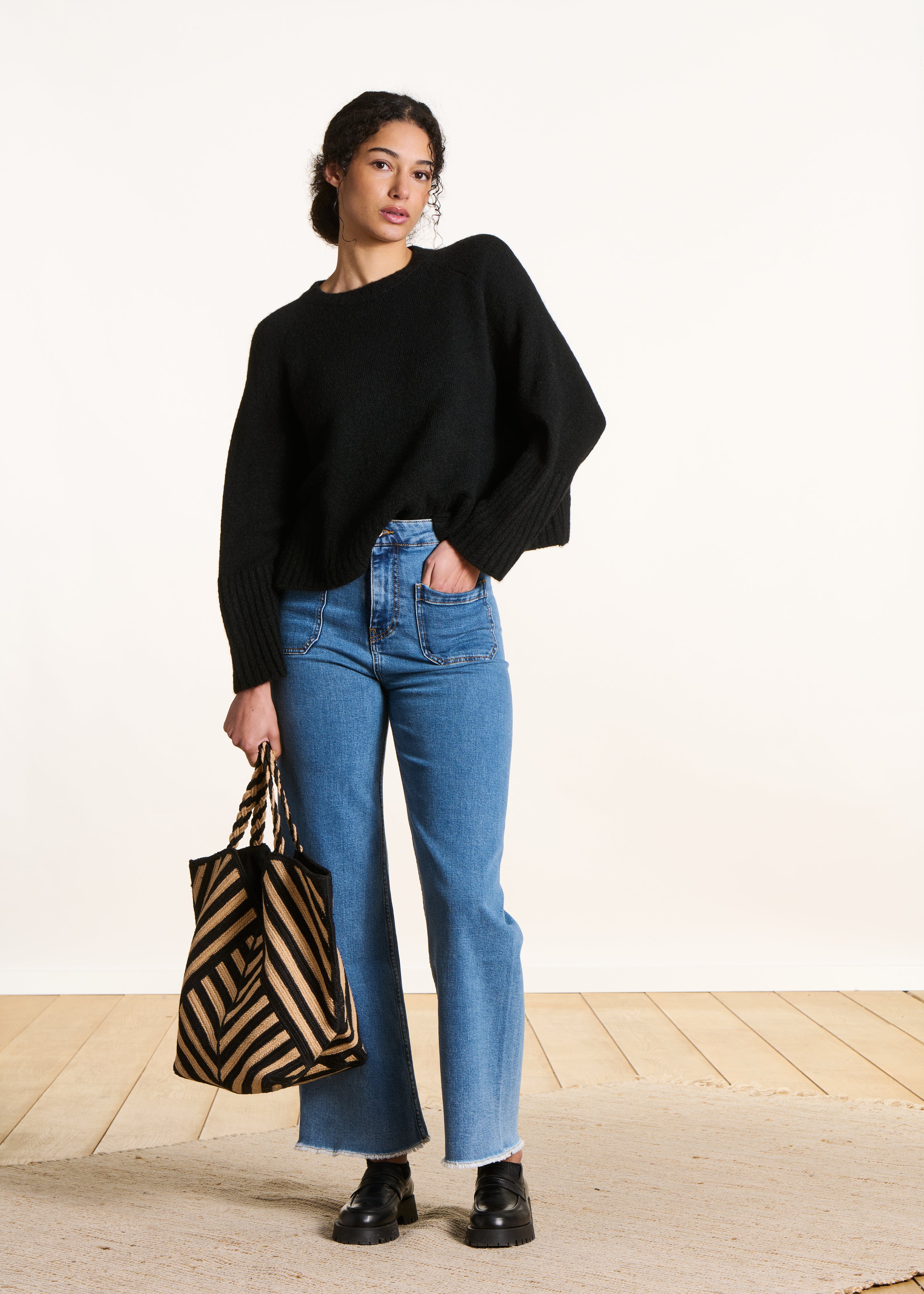 Pull cape noir en maille douce