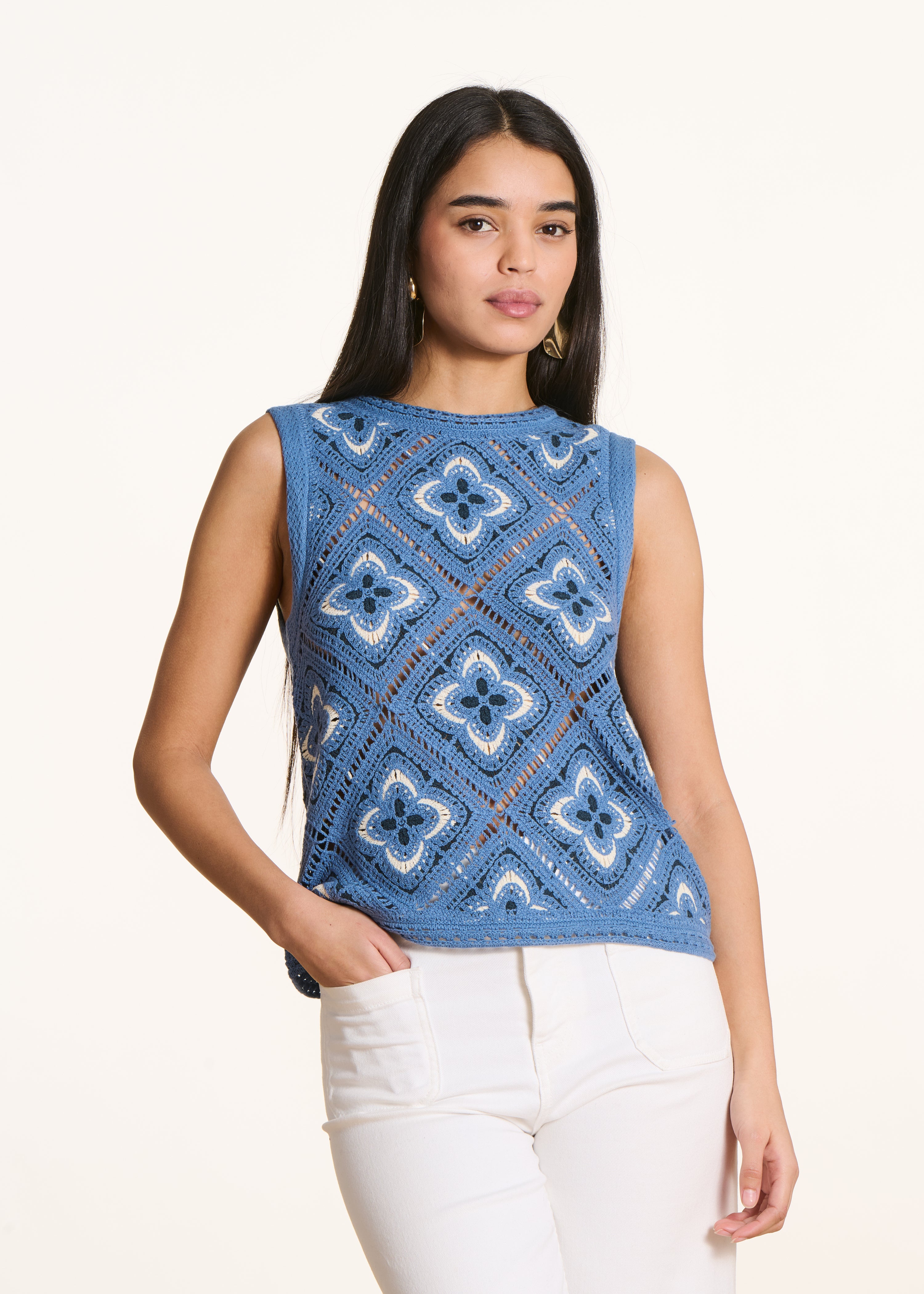 Ärmelloser blauer Pullover aus Häkelstrick
