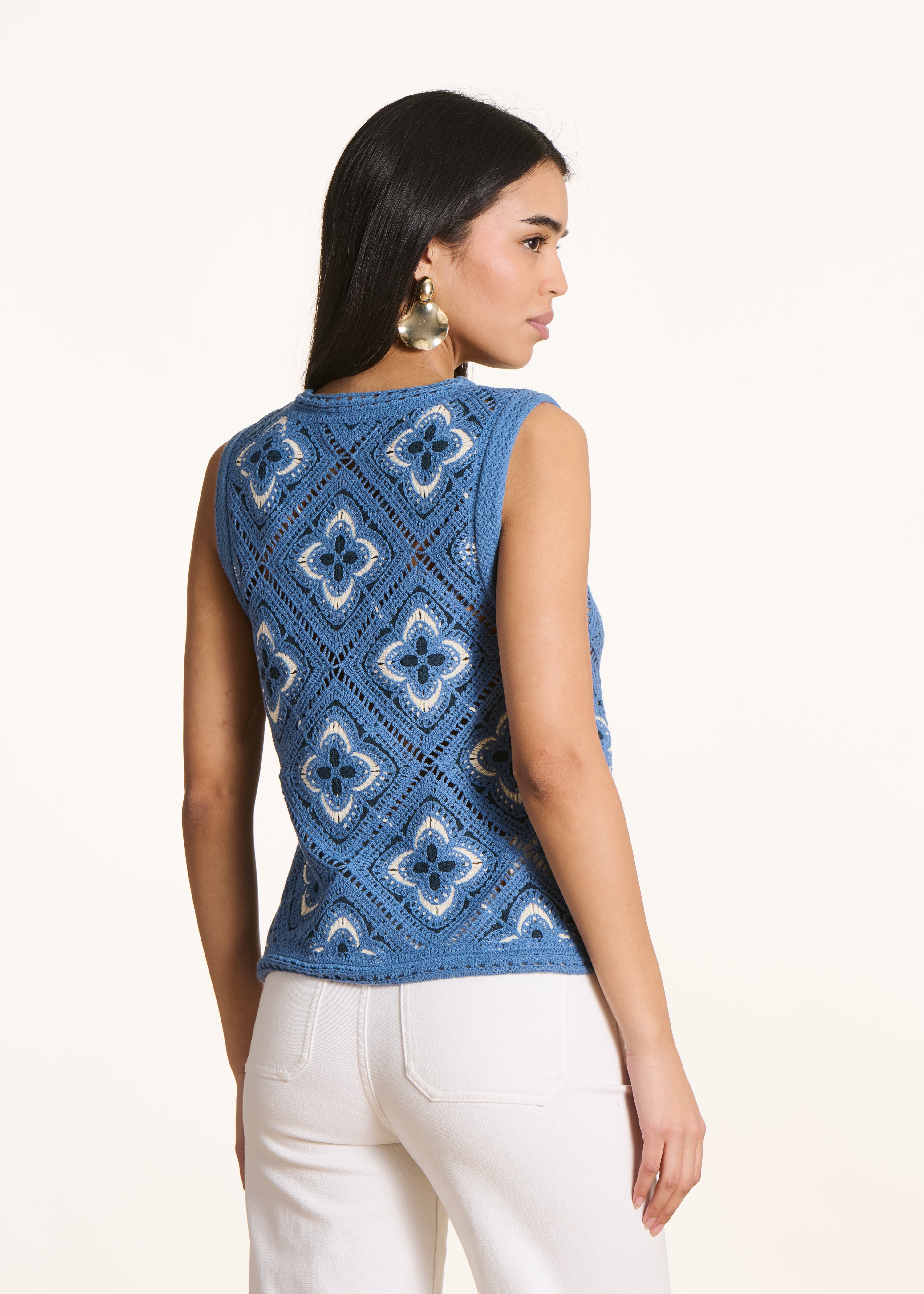 Ärmelloser blauer Pullover aus Häkelstrick