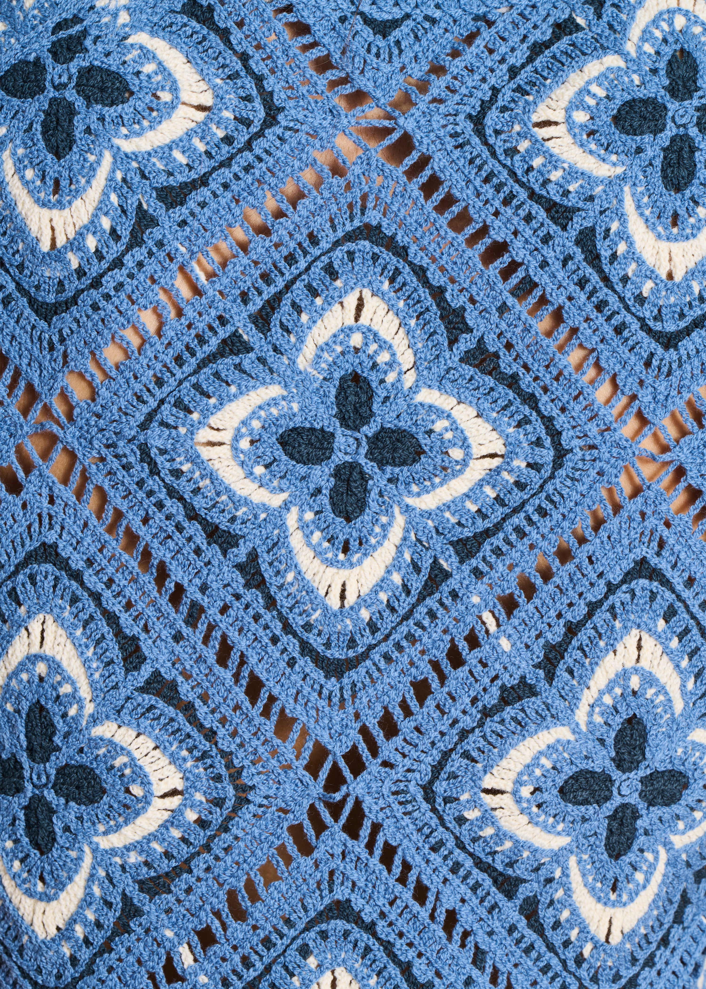Ärmelloser blauer Pullover aus Häkelstrick