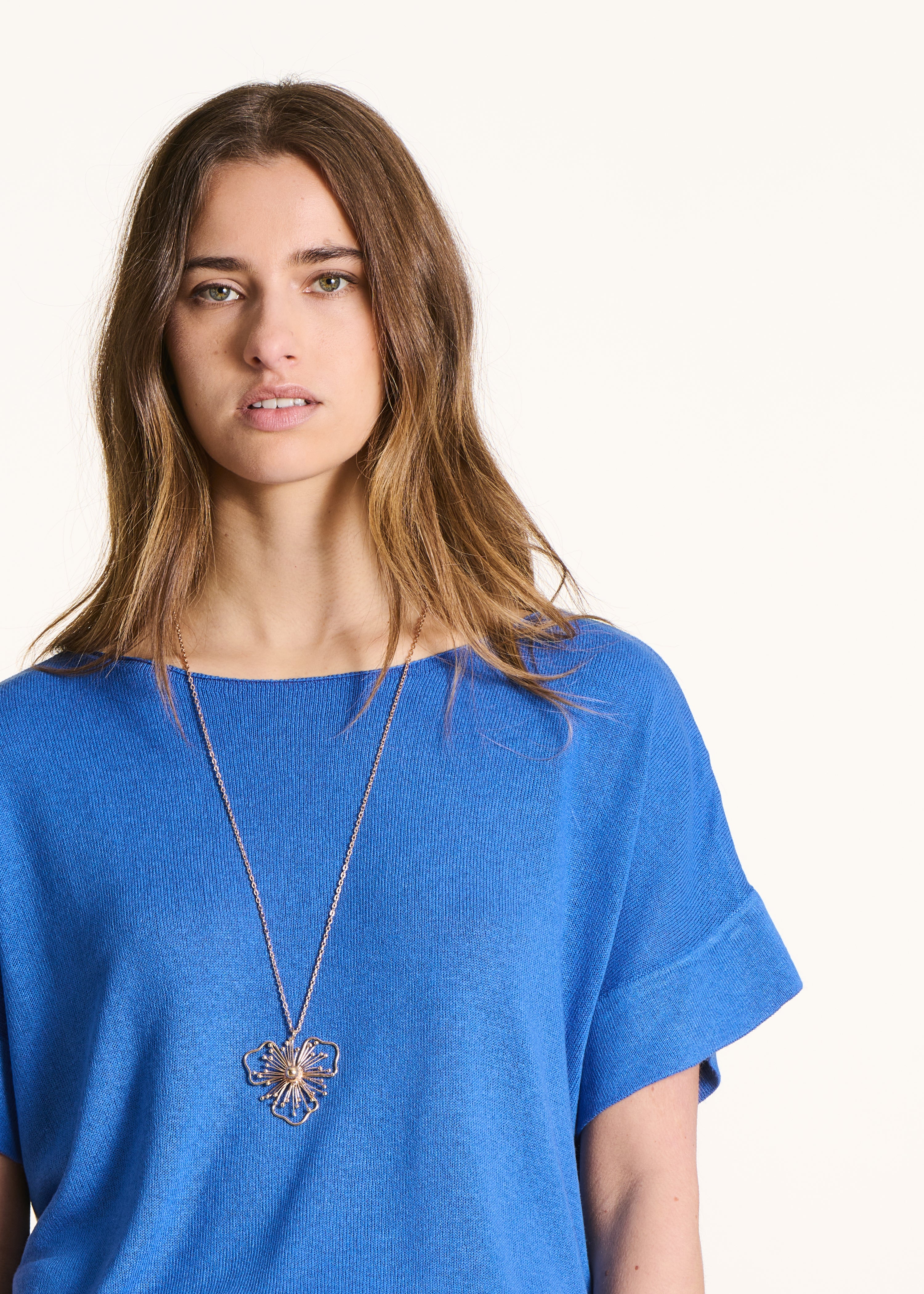 Feinstrickpullover in Blau mit U-Boot-Ausschnitt