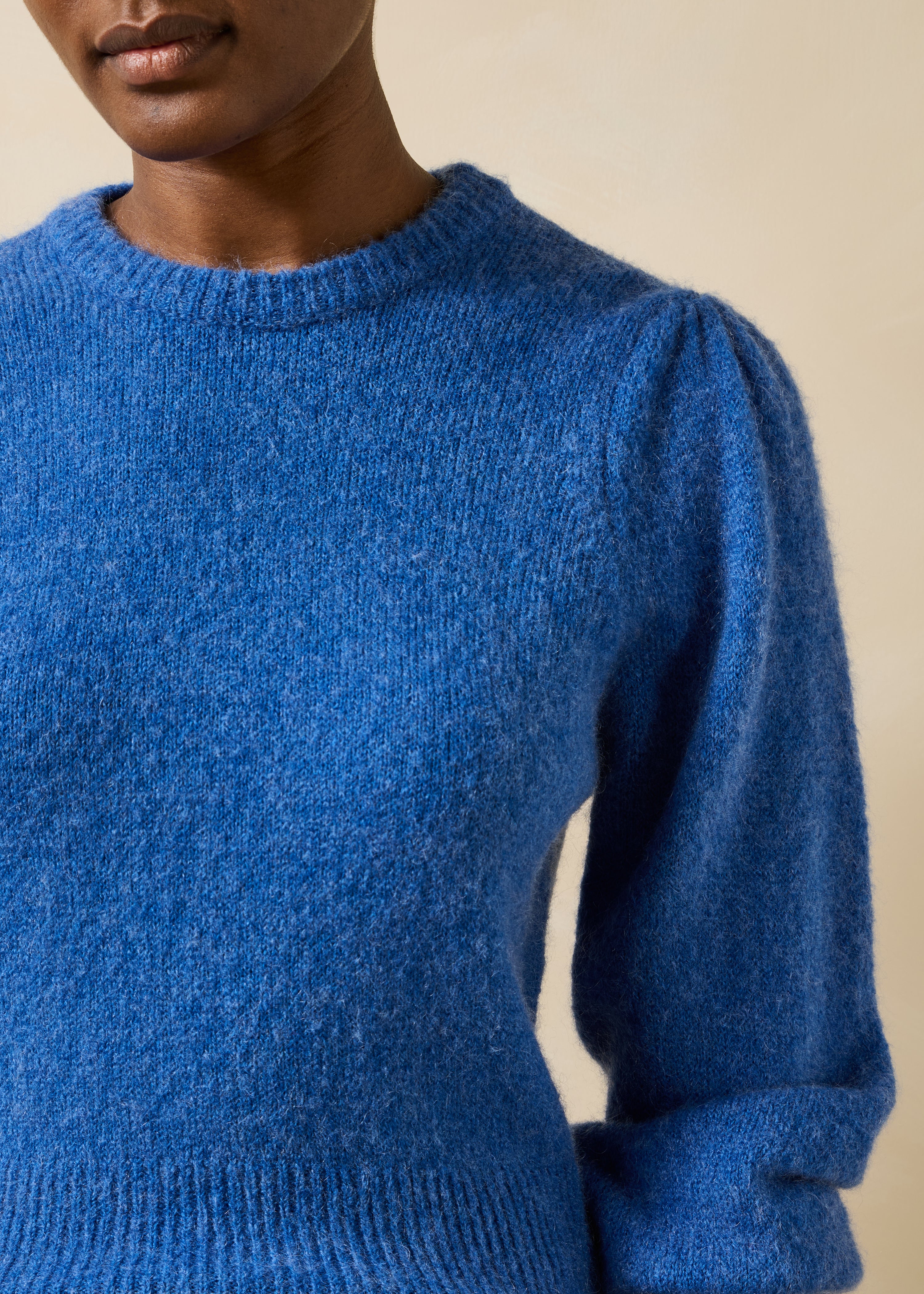 Maglione blu dritto con scollo rotondo